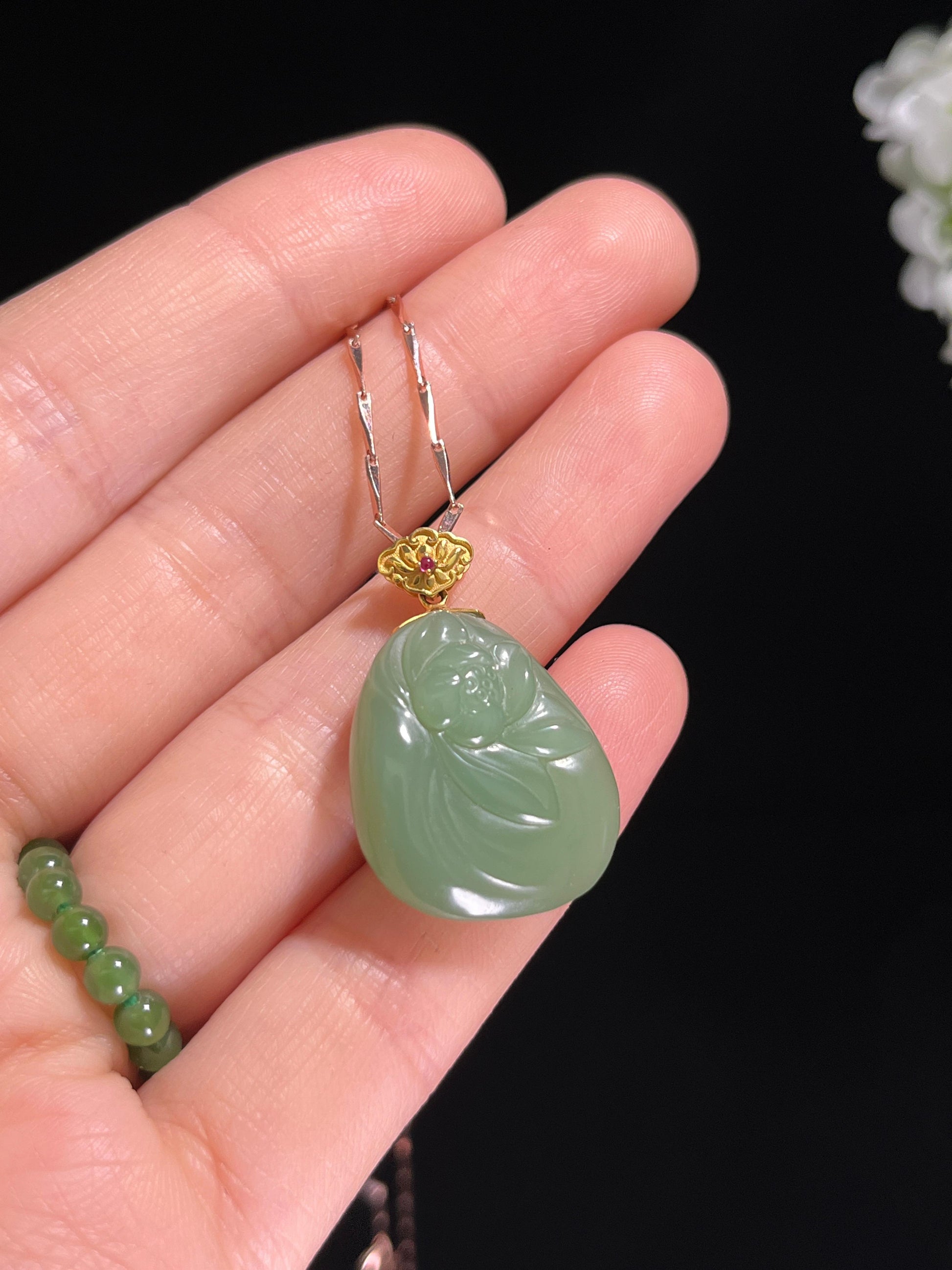 新疆天然和田玉青玉18k金镶荷花雕刻吊坠（yc260417）