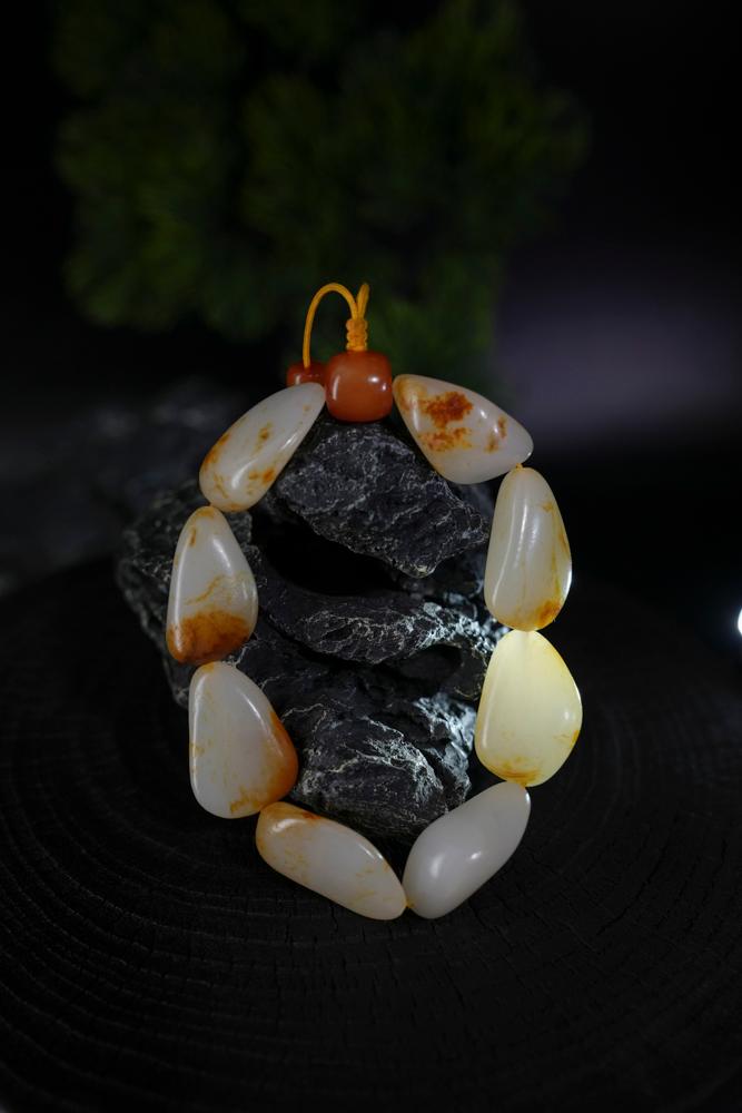 新疆和田玉白玉带红皮籽料原石手串（yc229714）