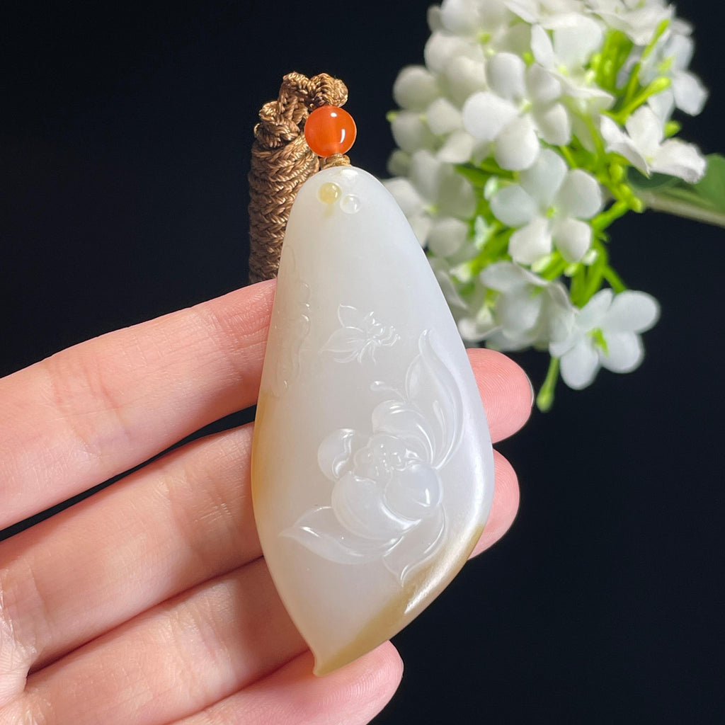 新疆天然和田玉“莲开净心”糖白料莲花雕刻吊坠（yc315421）