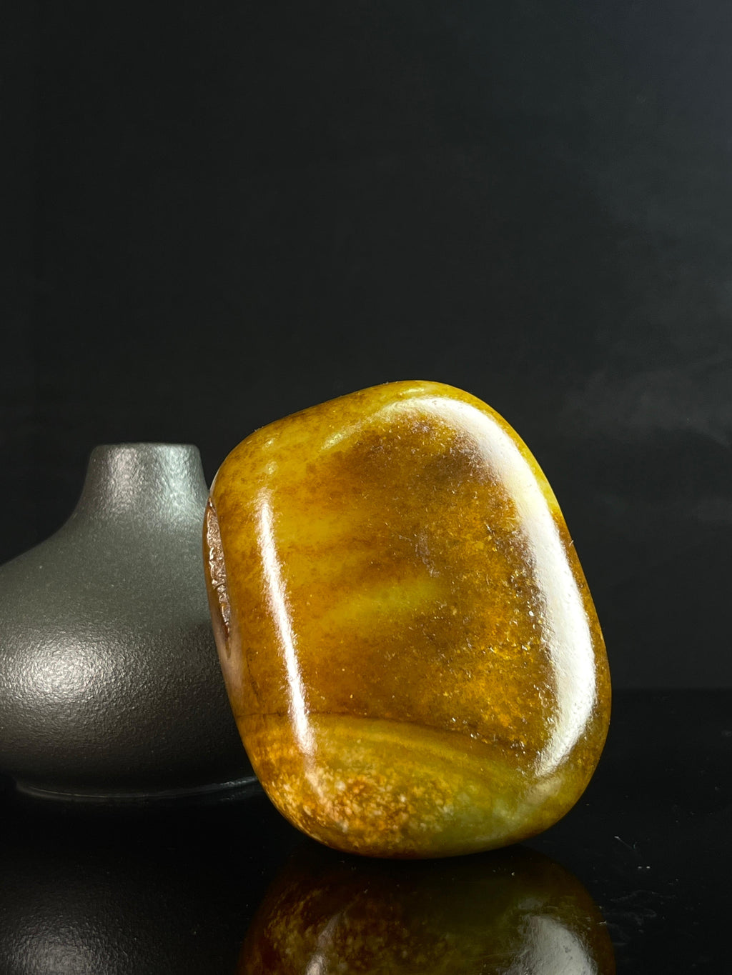 新疆和田玉黄棕沁色籽料原石摆件（yc231714）