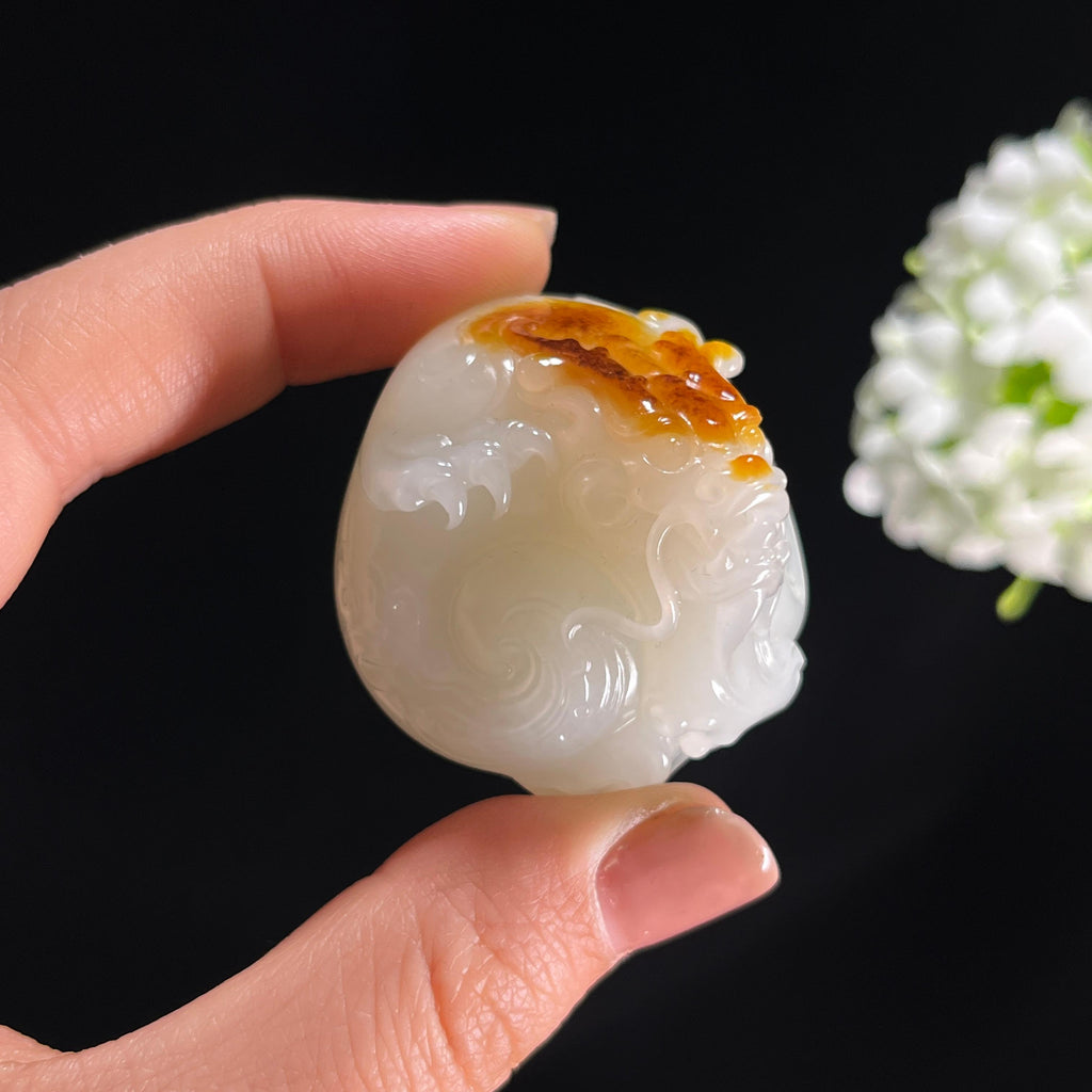 新疆天然和田玉“招财进宝”籽料羊脂白玉聚红皮挂件（yc286503）