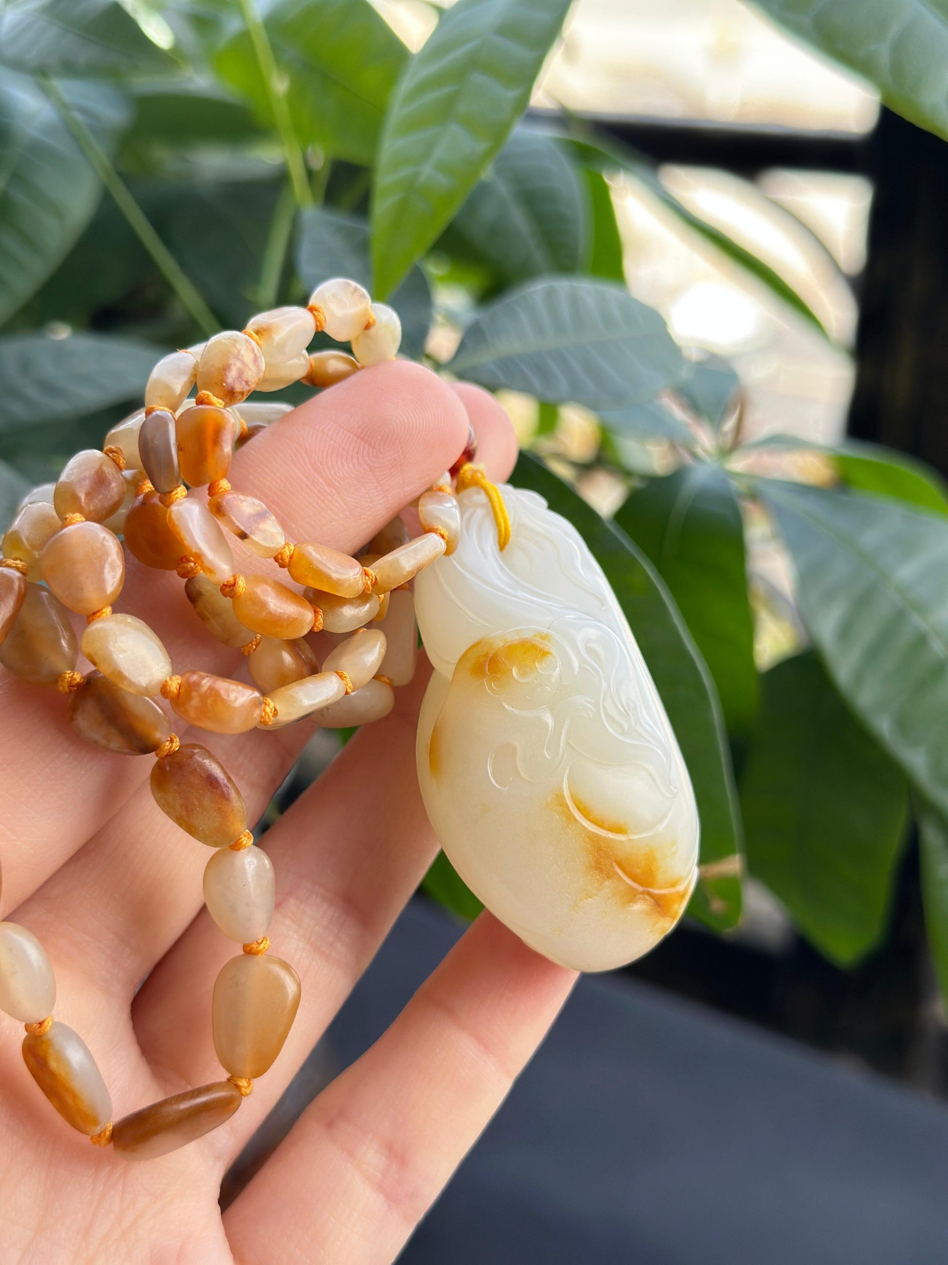 新疆和田玉珍品红皮白肉籽料灵猴献瑞挂件（含原籽项链）（yc710502）