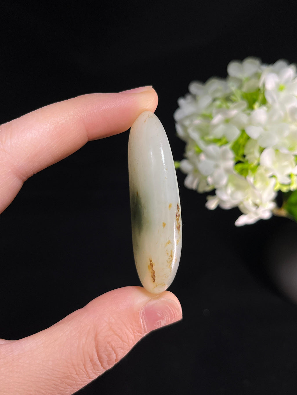 新疆和田玉白玉带翠籽料原石（yc250943）