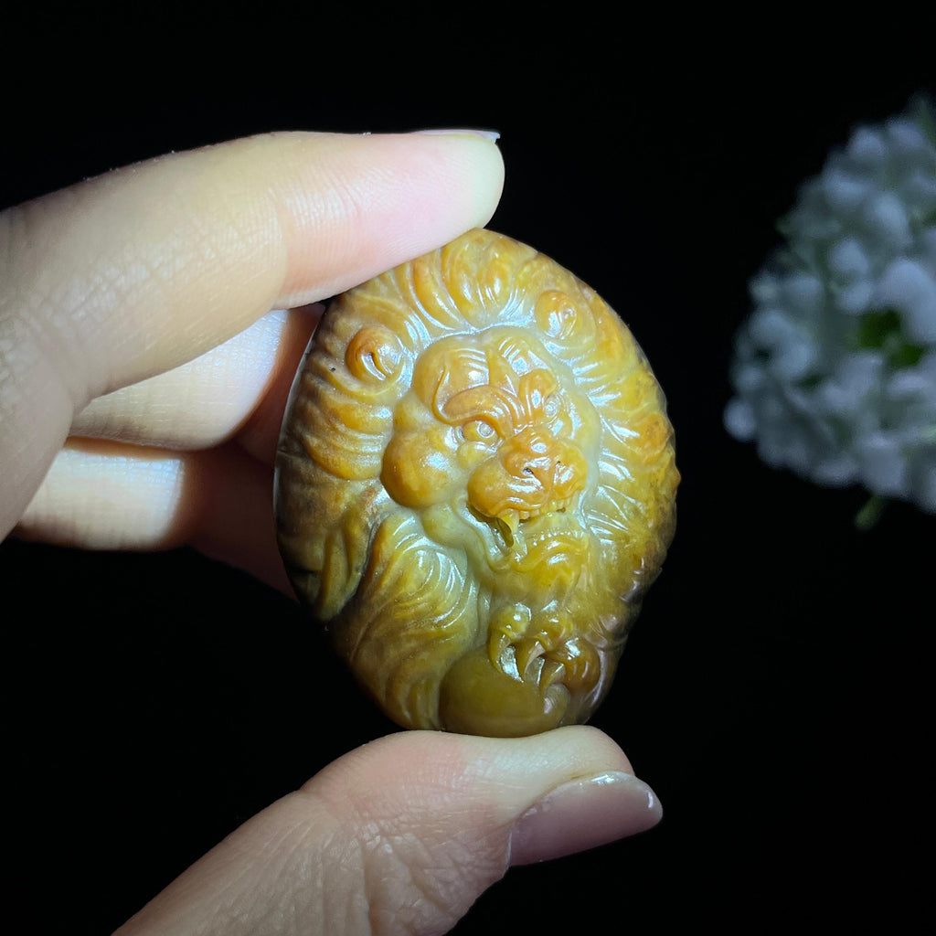 新疆天然和田玉“暖玉狮威”籽料黄沁瑞狮挂件（yc283933）