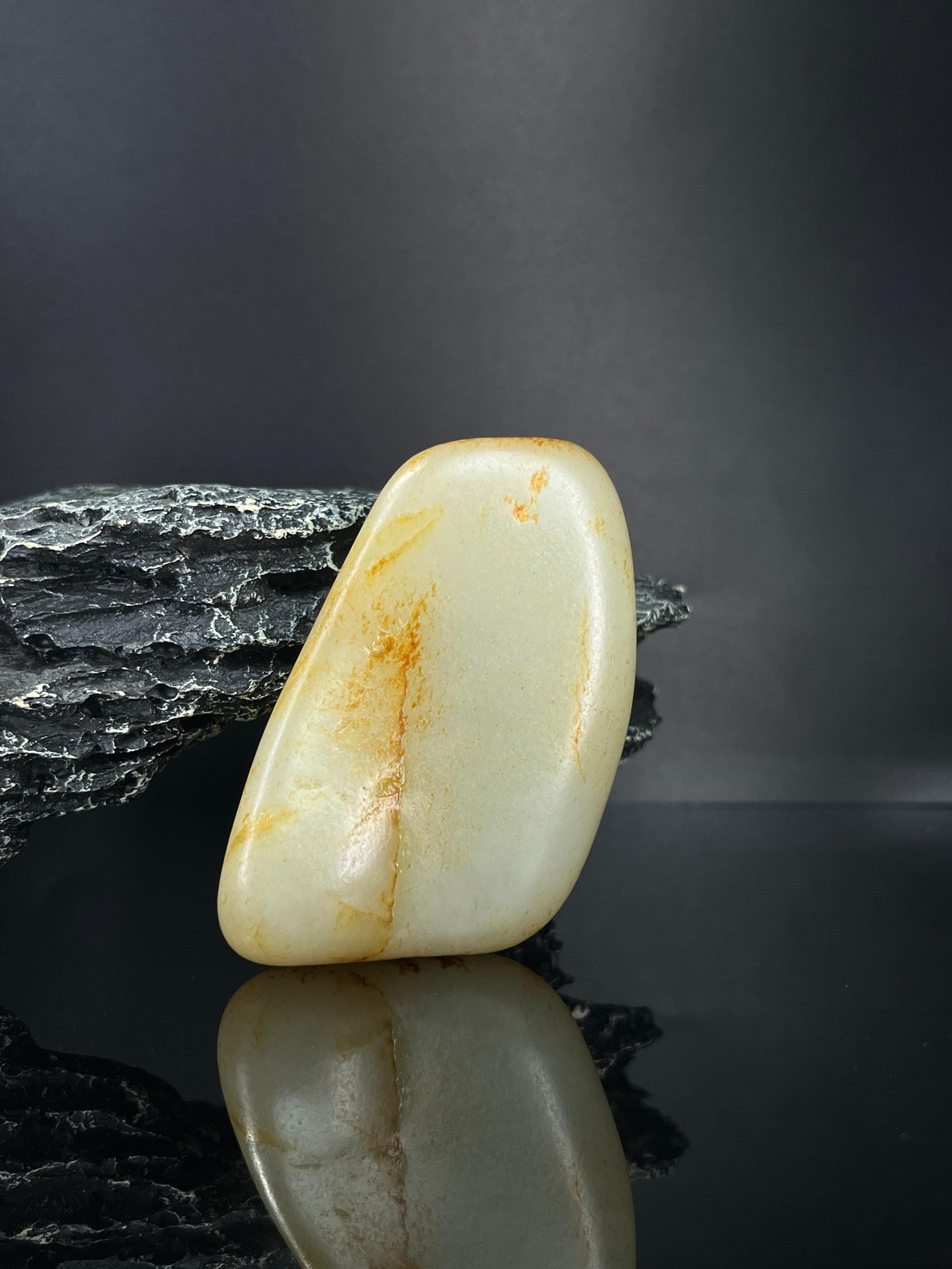 新疆和田玉暖白种洒金皮籽料原石手把件（yc240333）