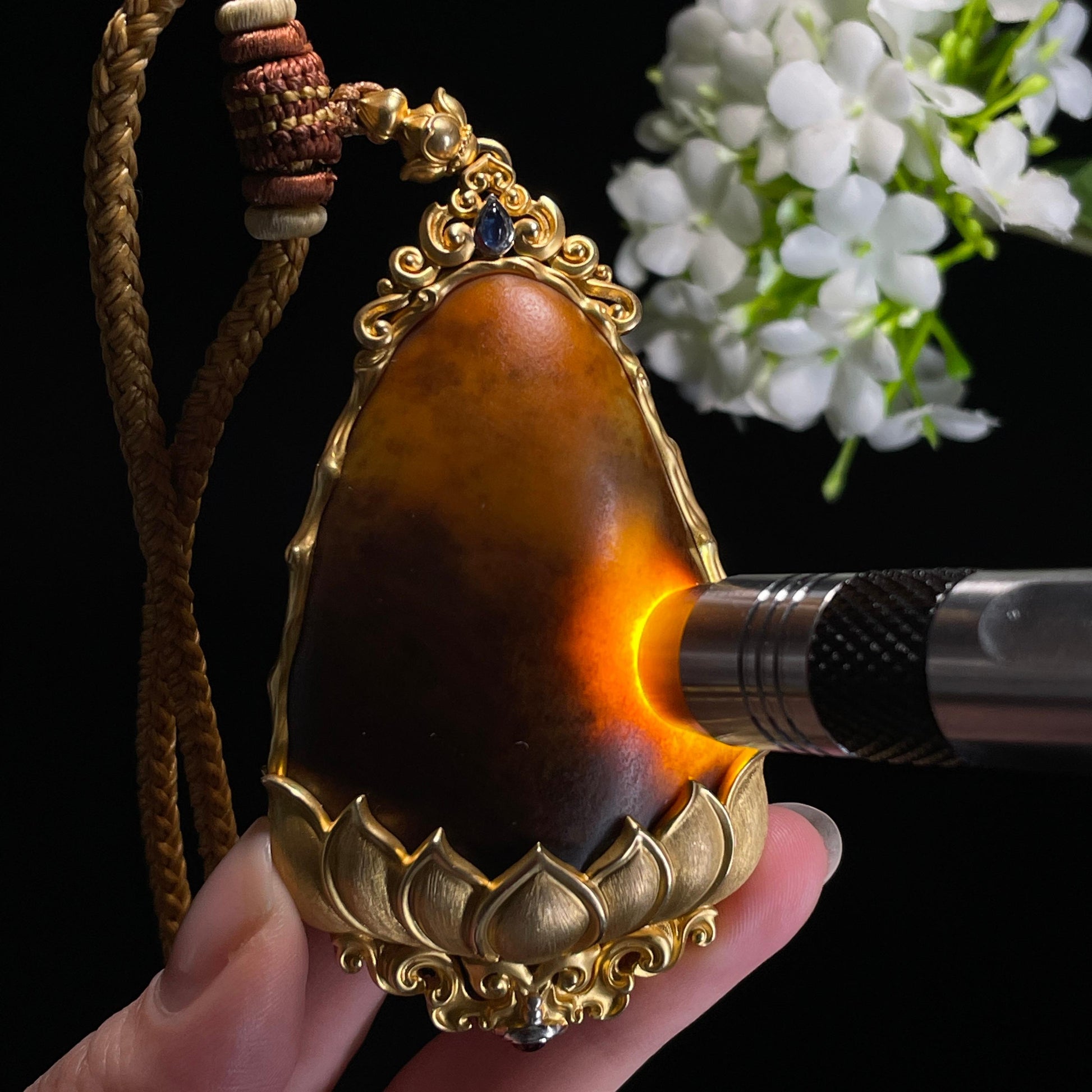 和田玉黄沁红沁“金莲映玉”18k金镶挂件（yc337859）