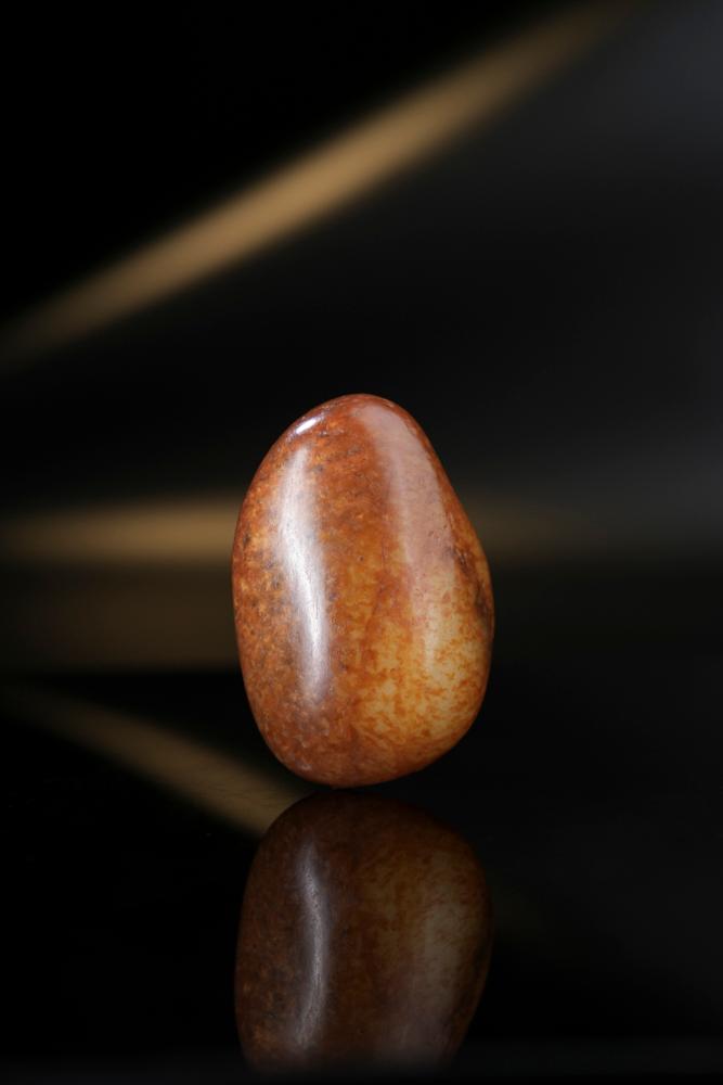 新疆和田玉光白籽带洒金籽料原石挂件（yc243310）