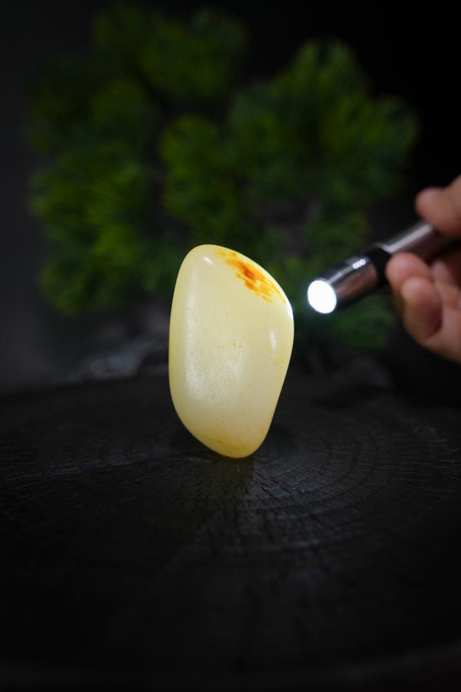 新疆和田玉光白籽带橘红皮底籽料原石（yc240766）