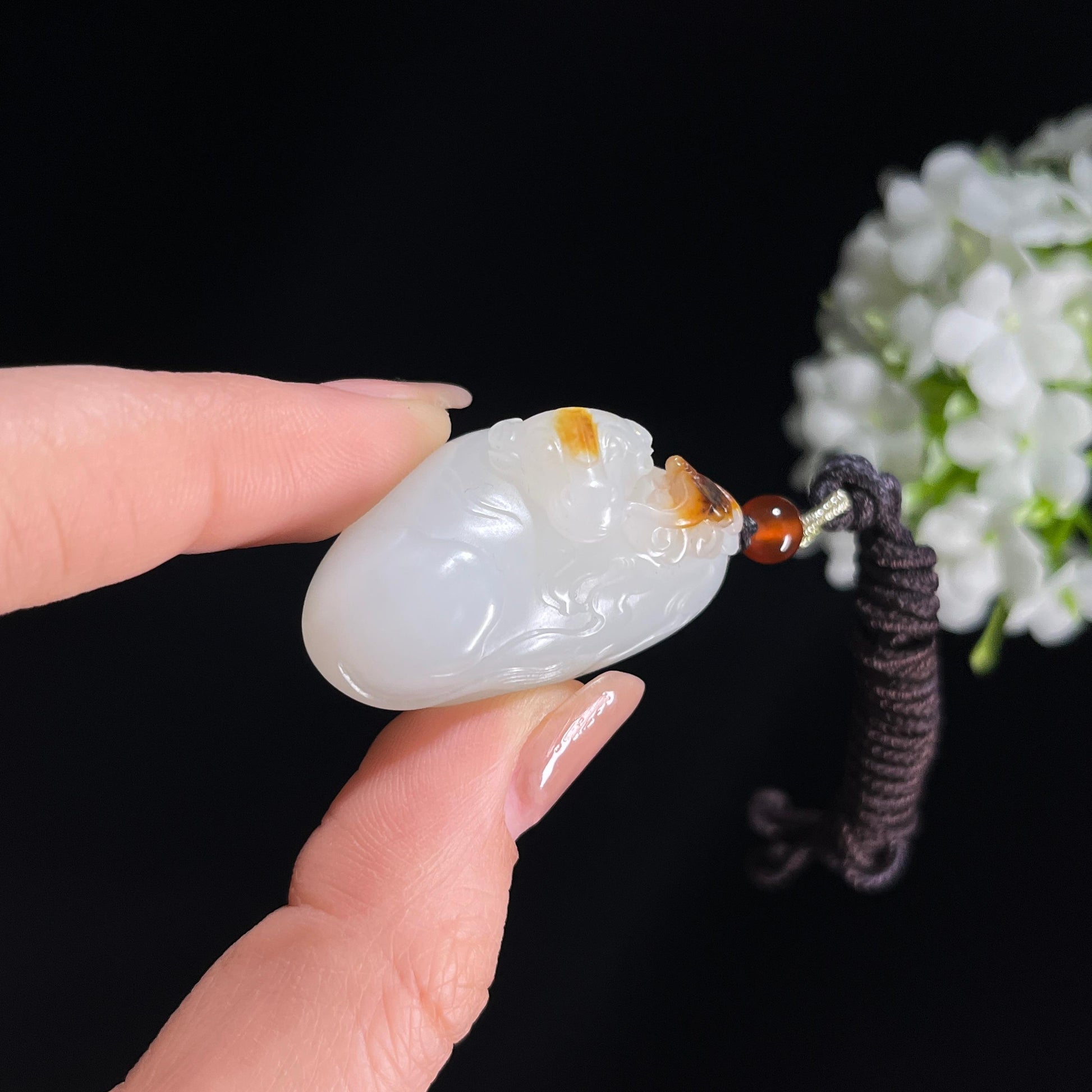 新疆天然和田玉白玉红皮籽料牛气冲天雕刻挂件（yc379651）