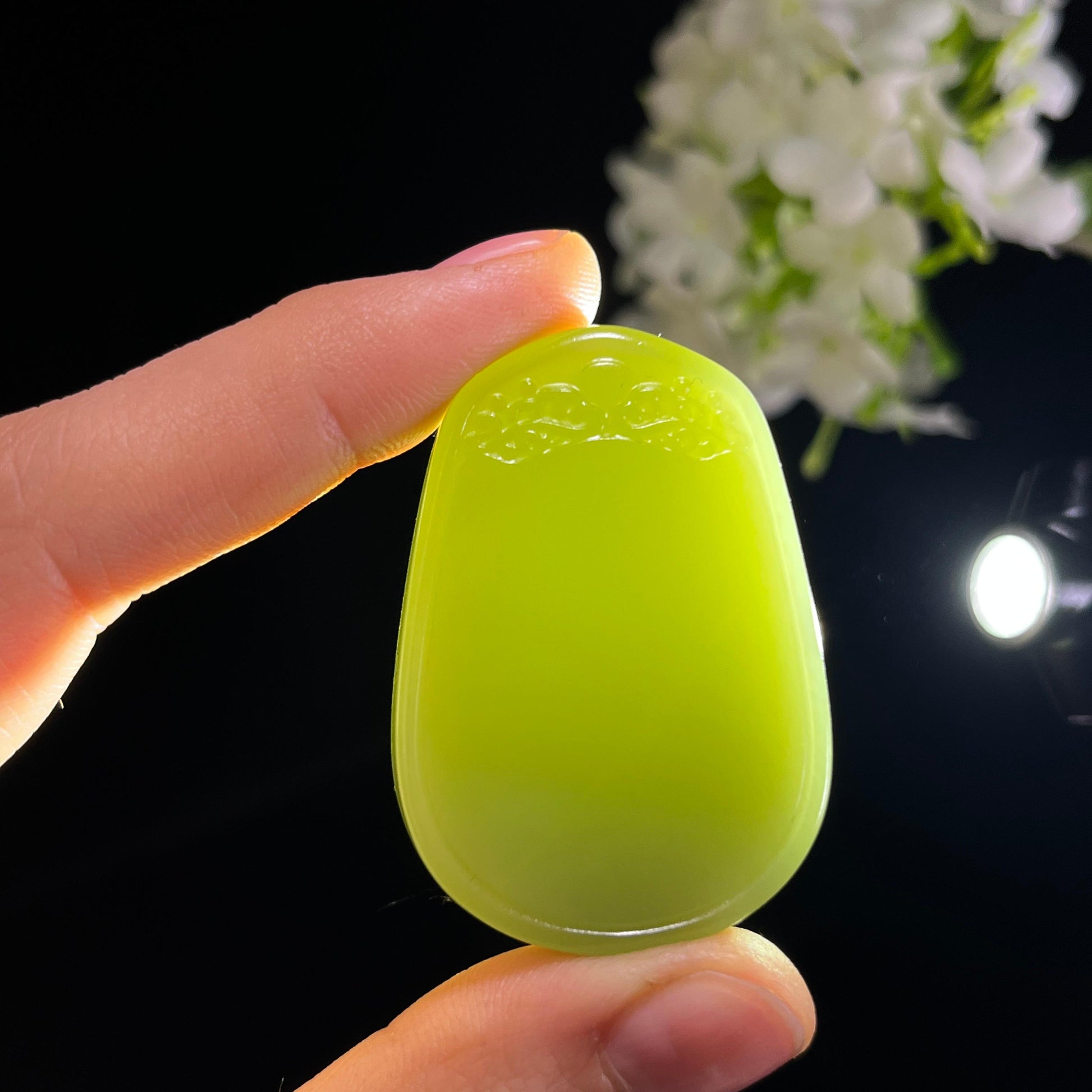 新疆天然和田玉沙枣青浅雕无事牌（yc353787）