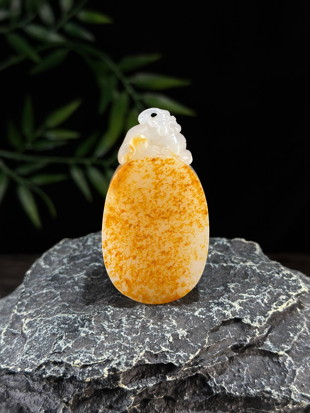 新疆和田玉珍品白玉满洒金皮籽料貔貅牌头无事牌（yc732021）