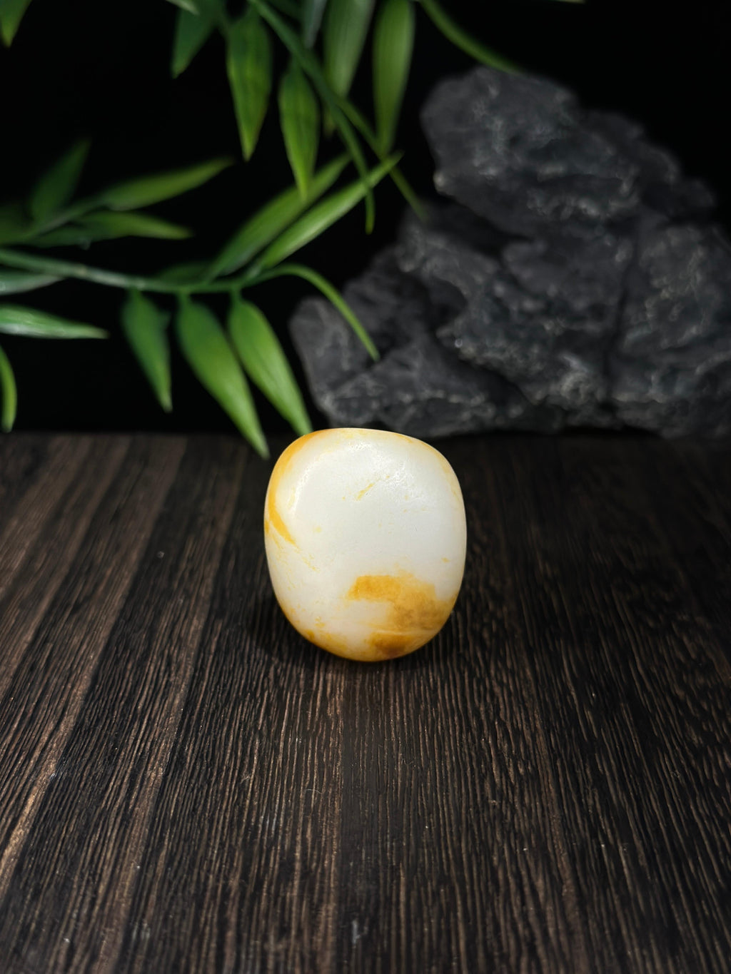 新疆和田玉珍品白玉聚黄皮籽料挂件（yc698541）