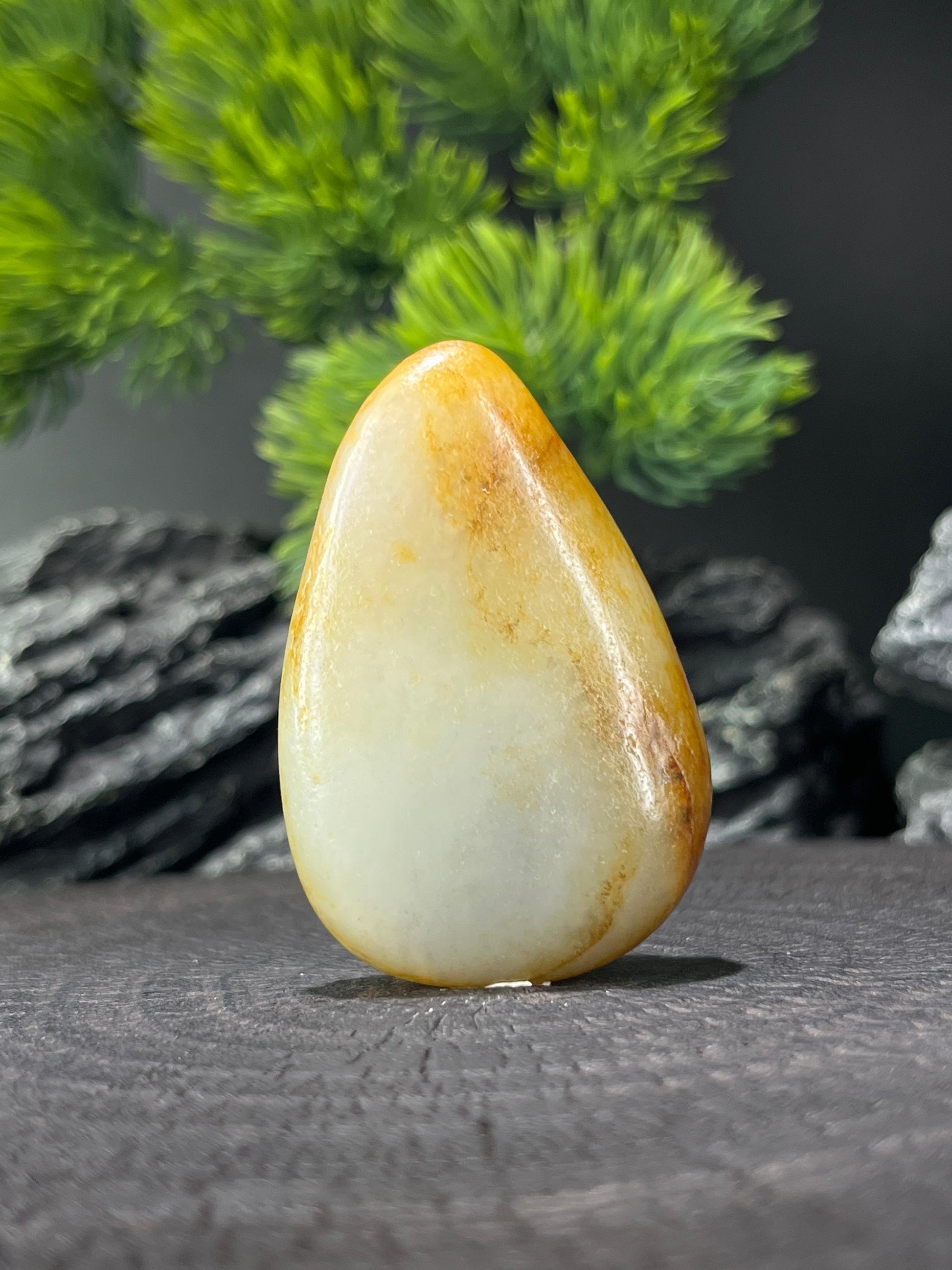 和田玉水滴形白玉聚红黄皮籽料原石挂坠（yc224587）