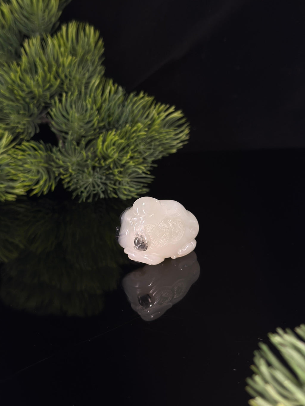 新疆和田玉青花籽料三足金蟾俏色雕挂件（yc471702）