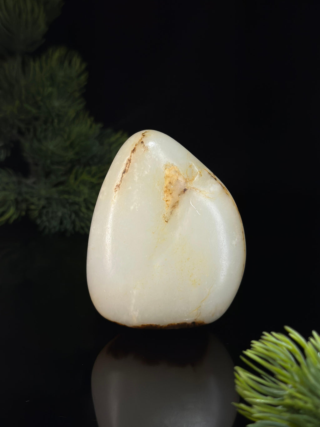新疆和田玉白玉虎纹聚黑皮籽料小摆件（yc479181）