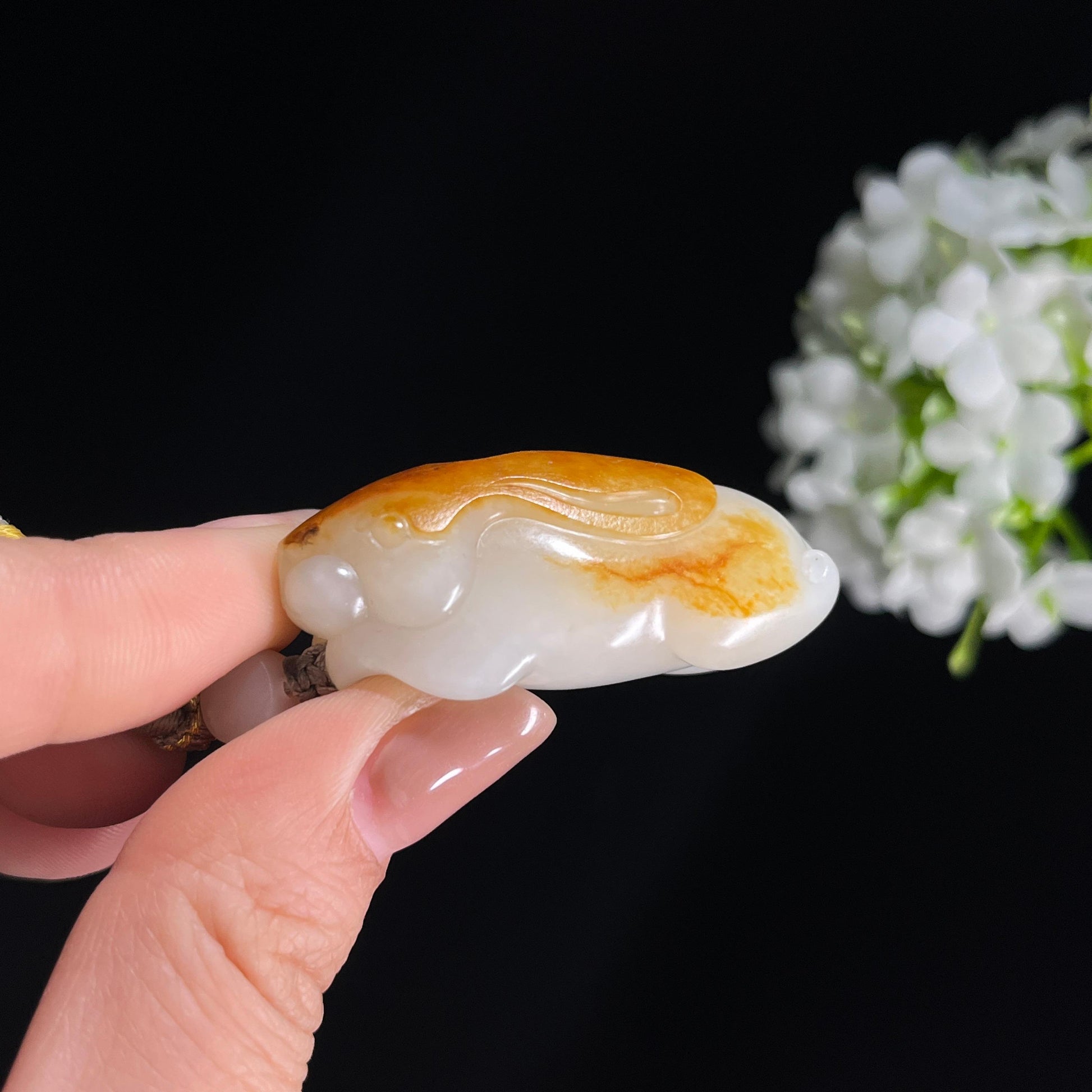 新疆天然和田玉白玉红皮籽料兔雕刻挂件（yc379511）