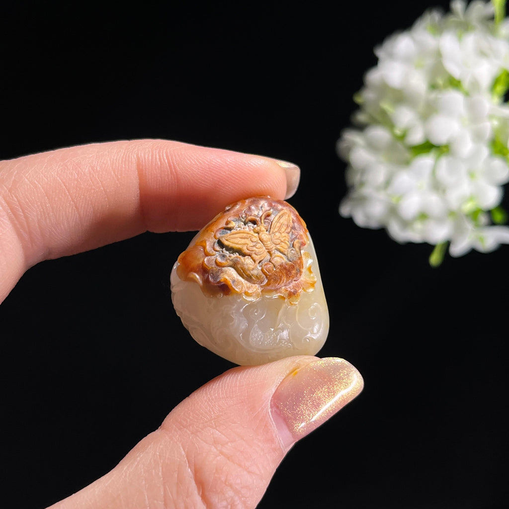 和田玉籽料“金蝶戏花”雕刻挂件（yc303422）