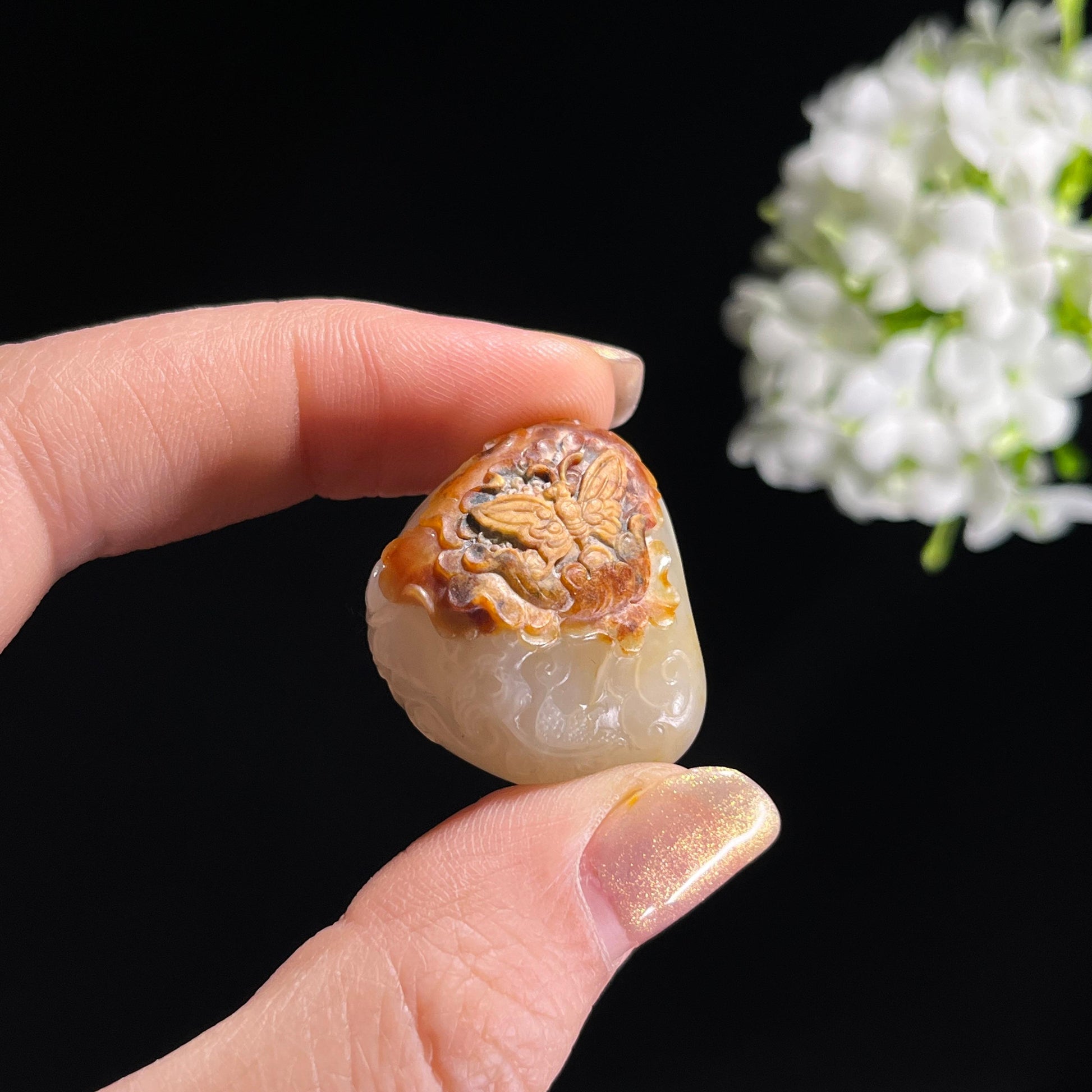 和田玉籽料“金蝶戏花”雕刻挂件（yc303422）