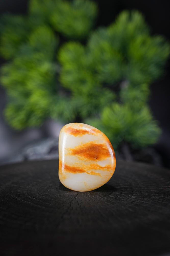 新疆和田玉一级白红沁油皮籽料原石挂件（yc228445）