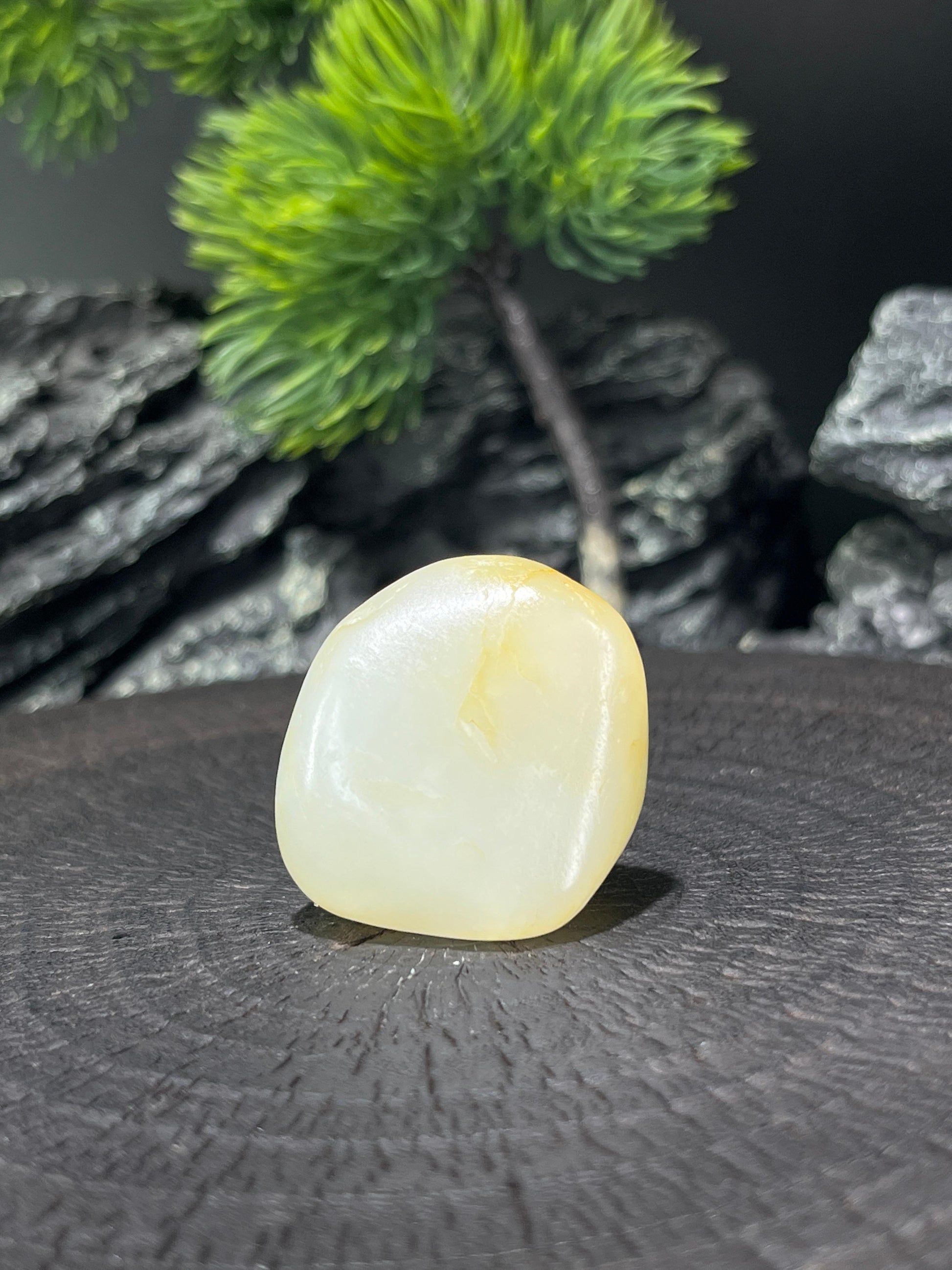 和田玉白玉籽料原石带黄油皮挂件（yc224553）