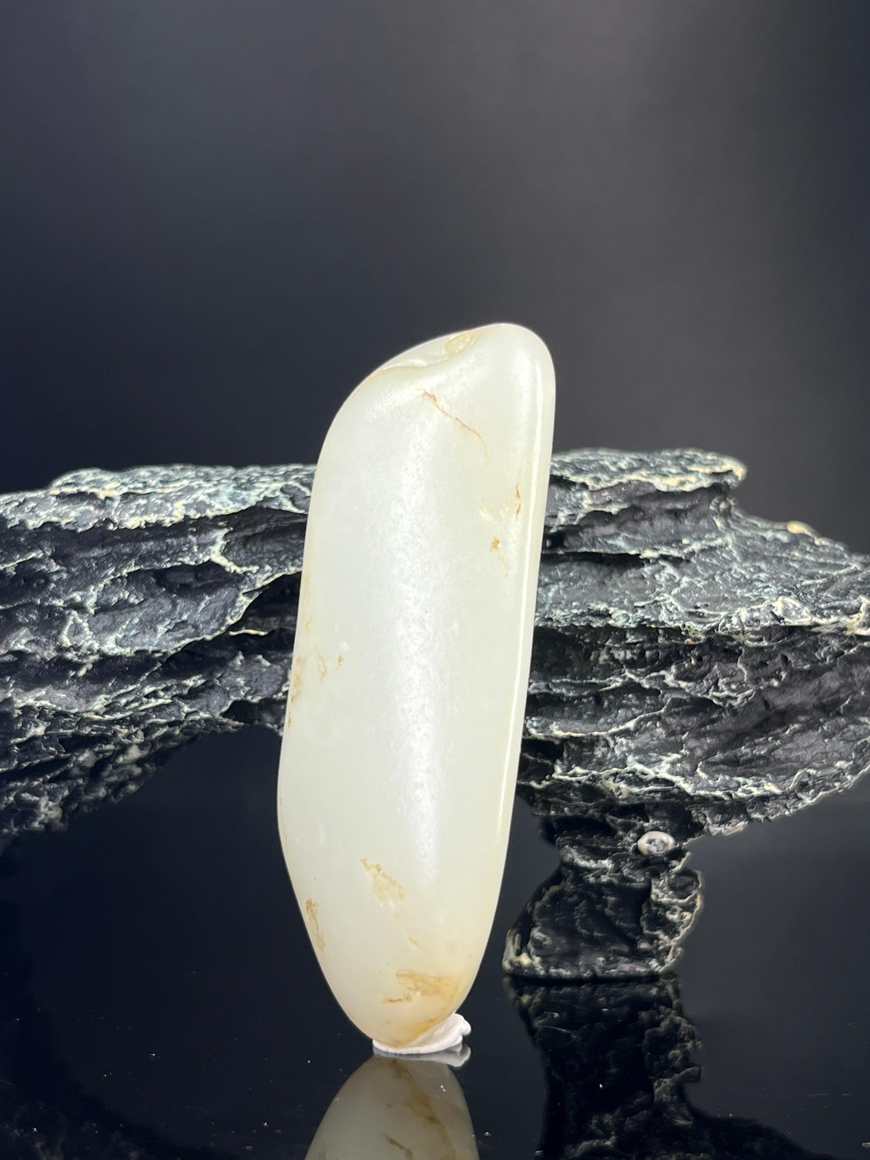 新疆和田玉暖白种籽料原石手把件（yc240416） – 添福玉器