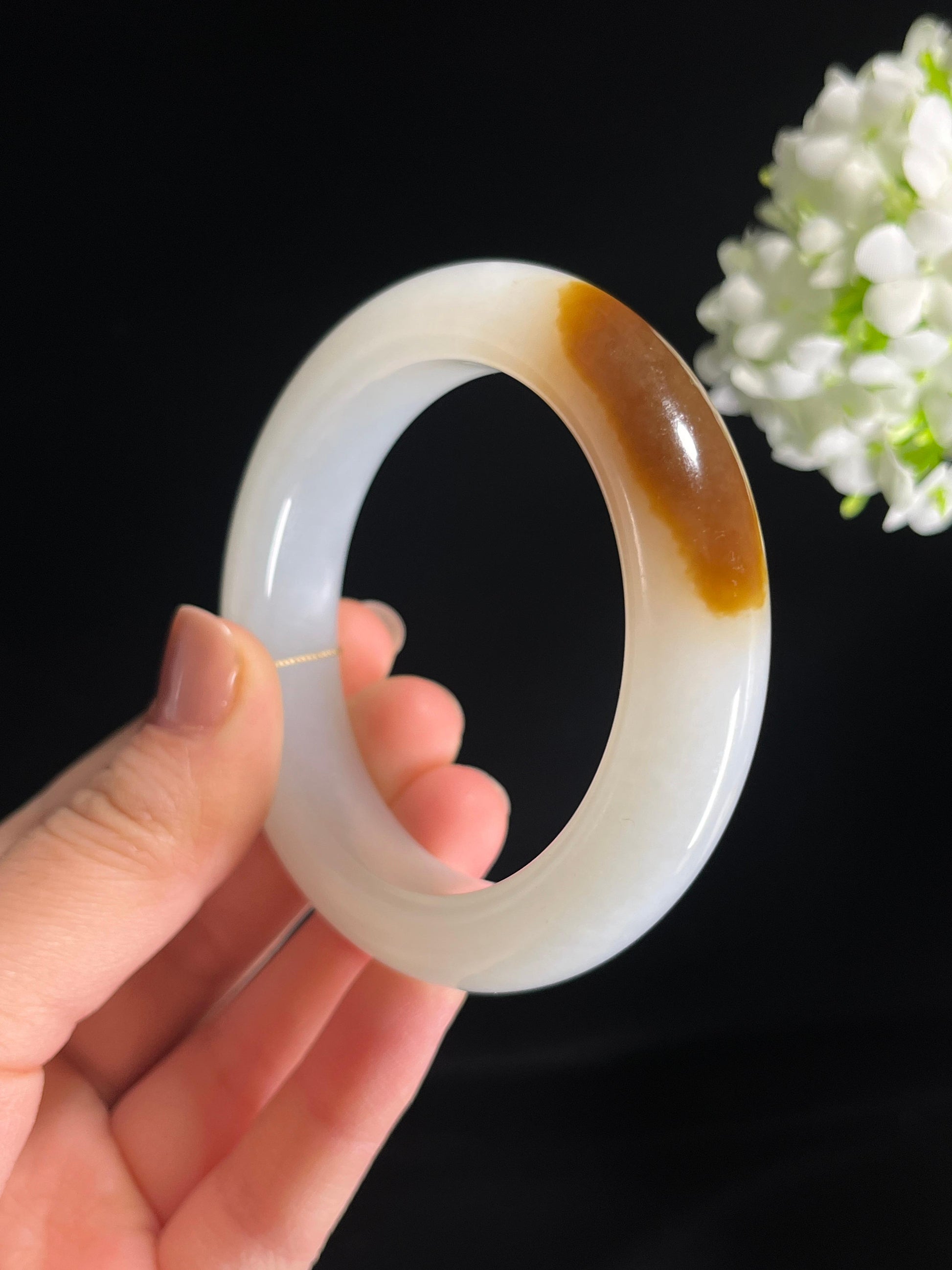 新疆天然和田玉“暖珀凝霜”且末糖白收藏级手镯（卡57）（yc278448）