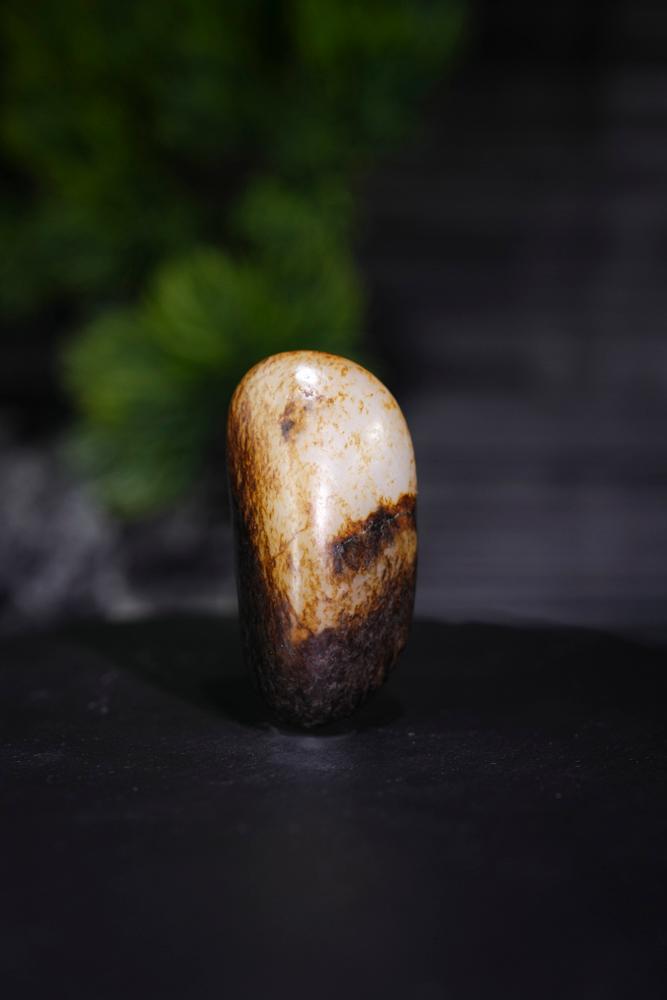 新疆和田玉老熟聚黑皮籽料原石挂坠（yc229028）