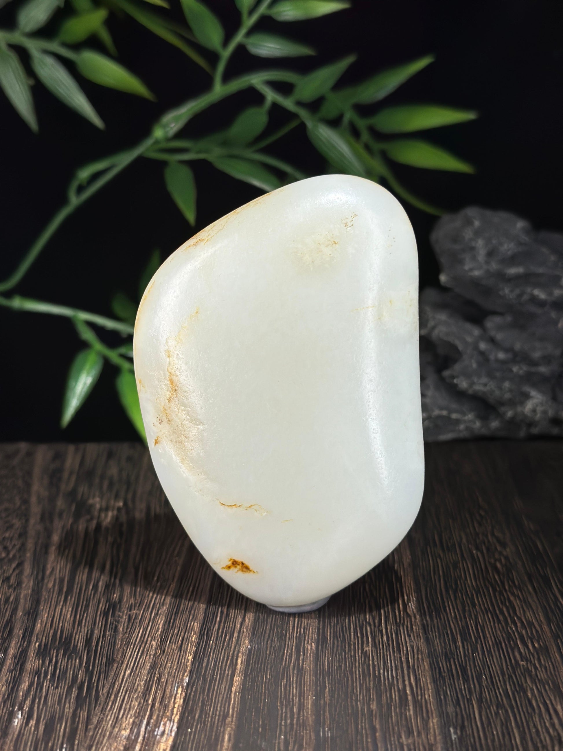 新疆和田玉珍品白玉秋梨皮籽料摆件（yc714507）