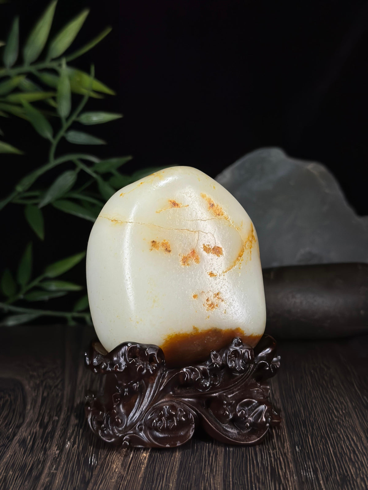 新疆和田玉珍品白玉聚红皮籽料摆件（yc712407）
