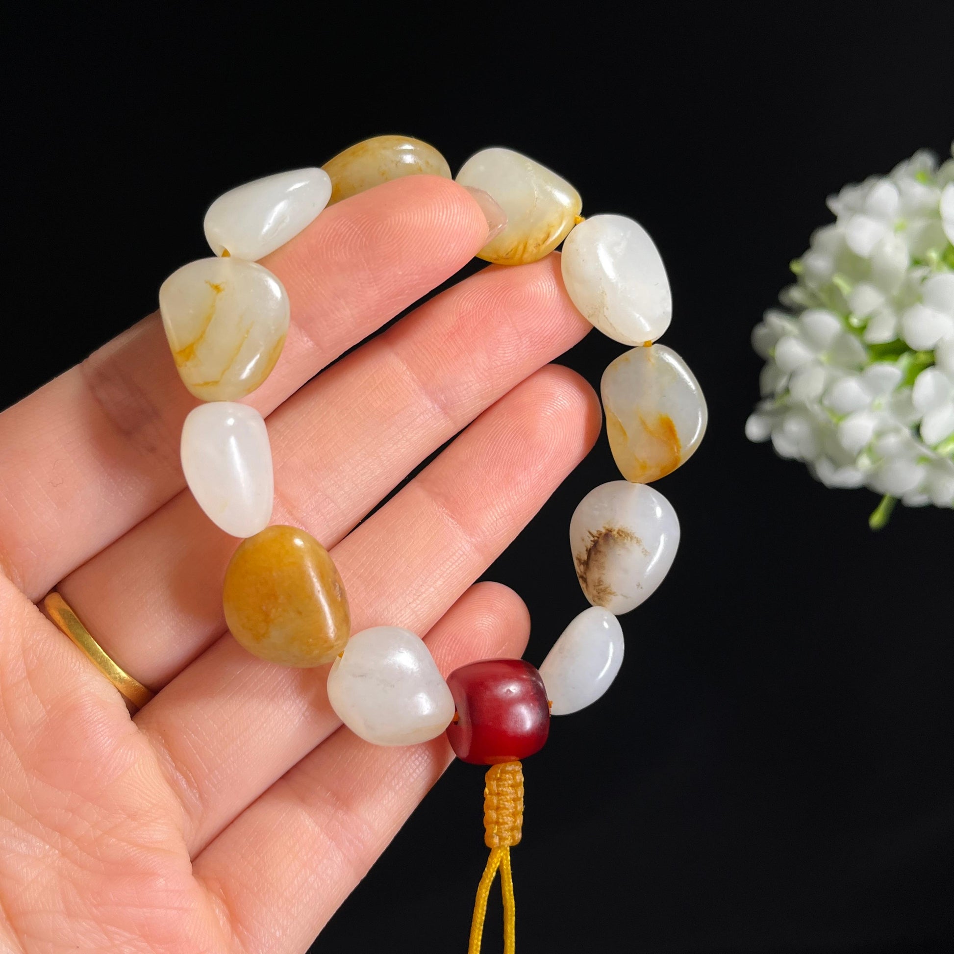 和田玉白玉黄沁洒金皮“金波玉暖”籽料手串（yc300576）