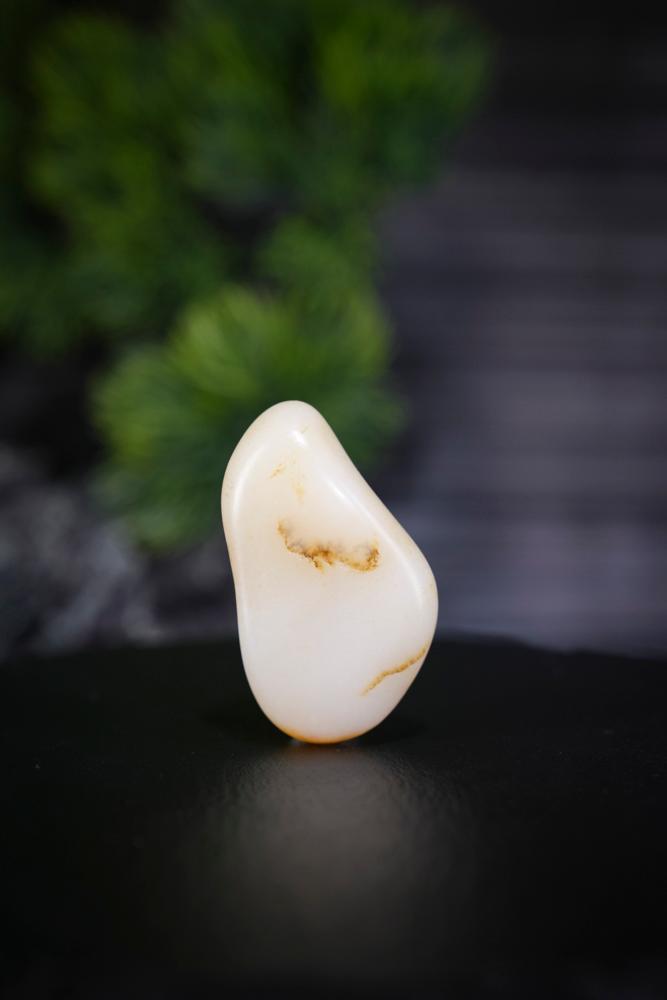 新疆和田玉聚黄皮白玉 “玉润灵犀”籽料原石挂坠（yc230256）