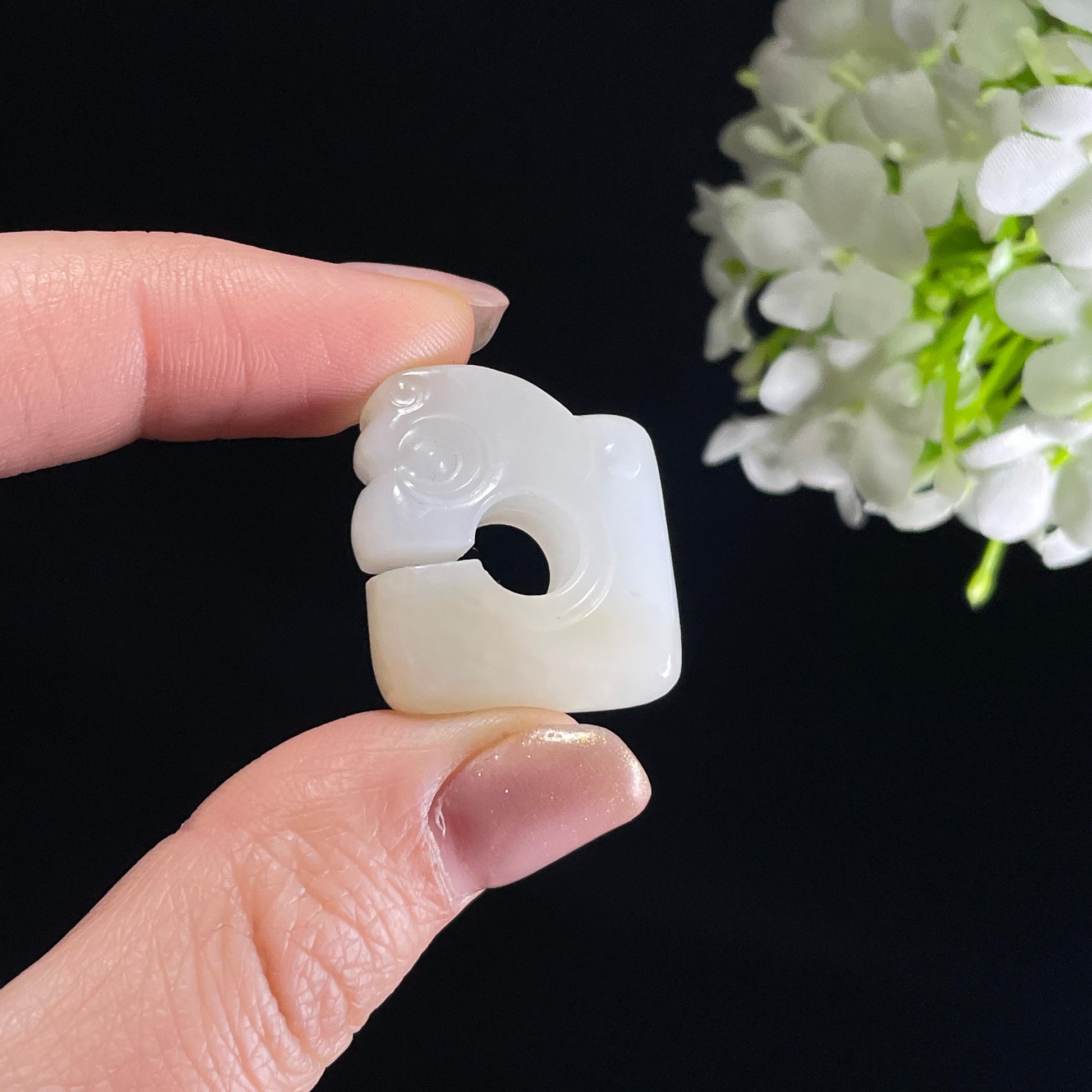 新疆天然和田玉糖白玉玉猪龙雕刻挂件（yc342069）