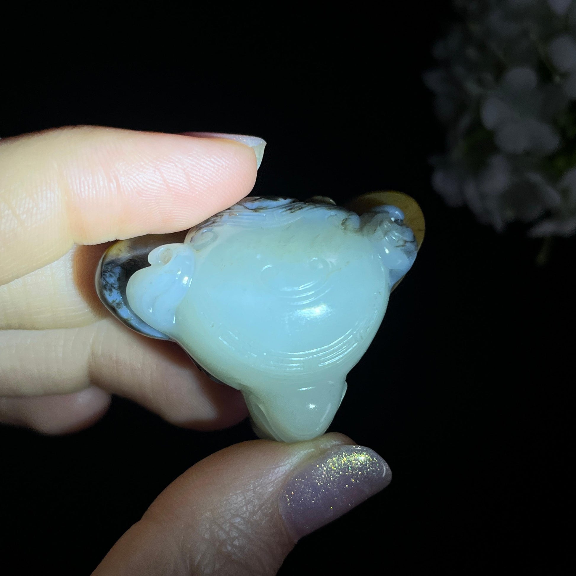 新疆天然和田玉“玉角灵犀”籽料聚黑皮牛头挂件（yc292560）