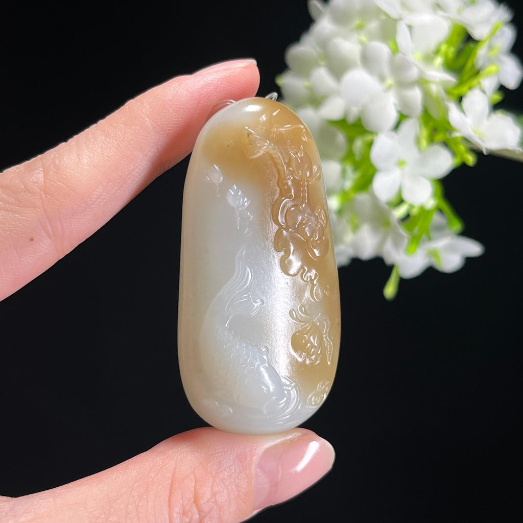 和田玉且末糖白玉“鱼戏莲间”鱼雕刻挂件（yc304833）
