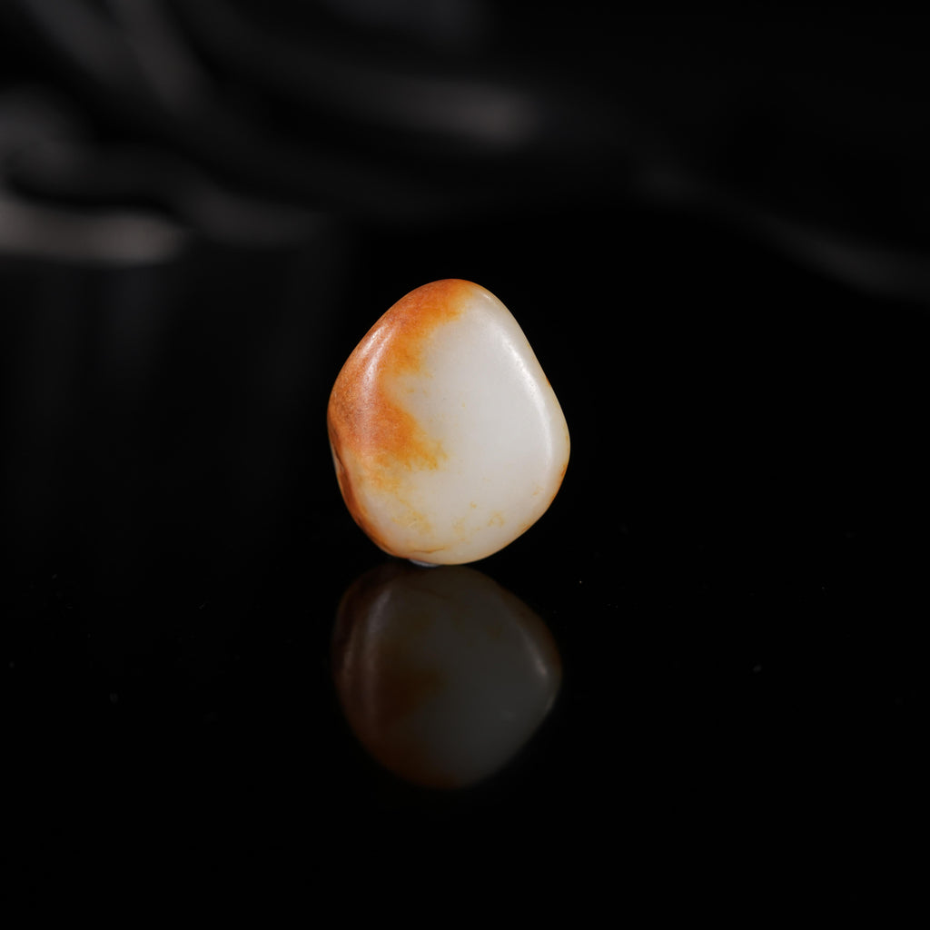 新疆和田玉“枫影浮玉”红皮白肉籽料（yc450554）