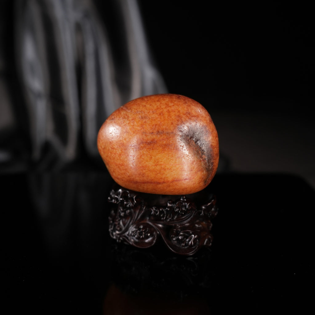 新疆和田玉“霞台落砚”满红油皮聚黑皮籽料（yc450741）