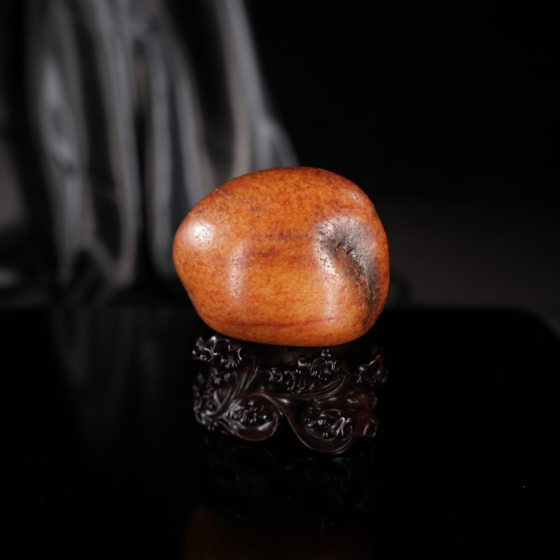 新疆和田玉“霞台落砚”满红油皮聚黑皮籽料（yc450741）