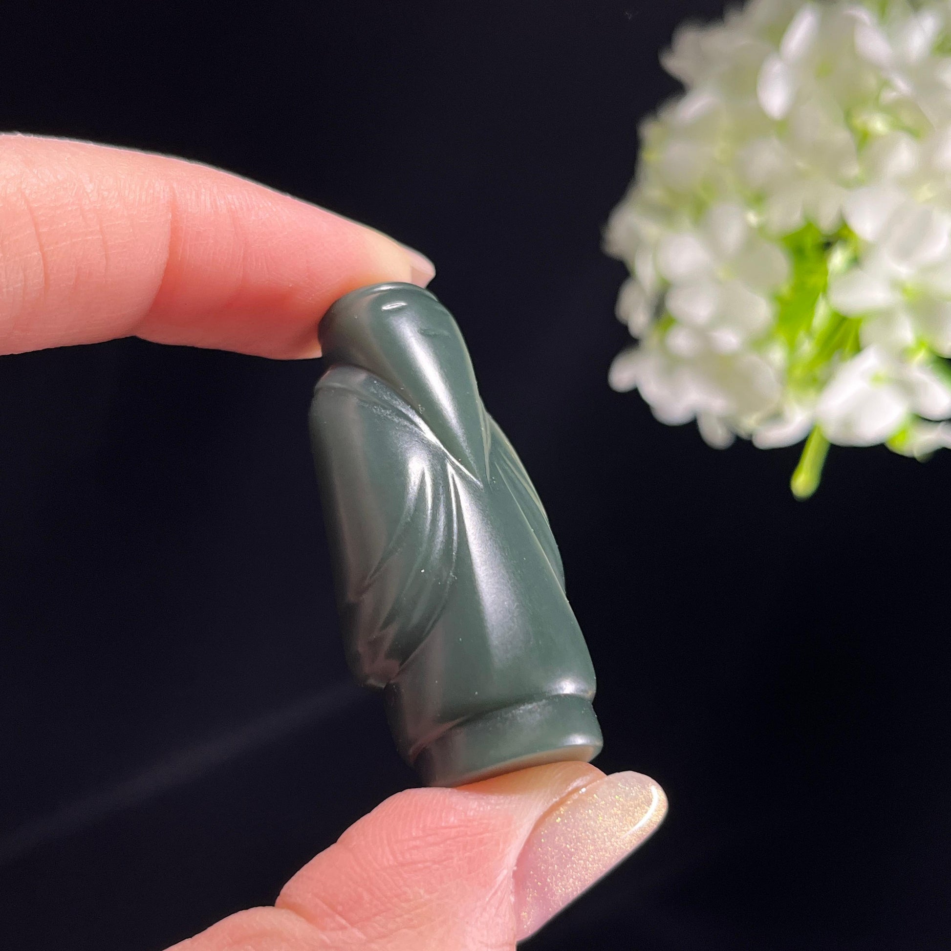 新疆天然和田玉沙枣青翁仲雕刻挂件（yc353807）