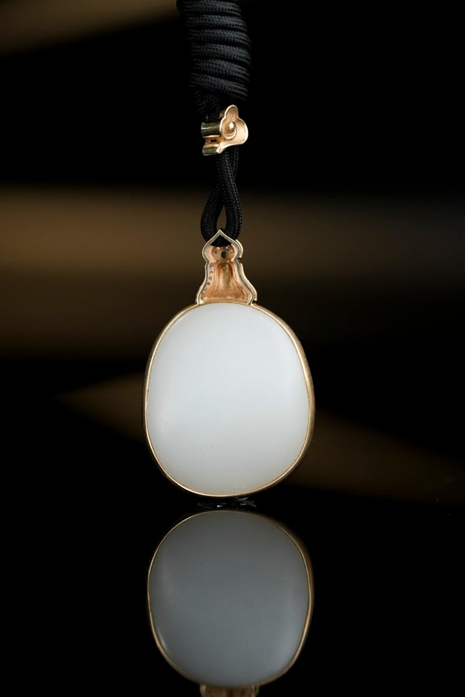 18k金镶和田玉羊脂白包金籽料原石挂件（yc250988）