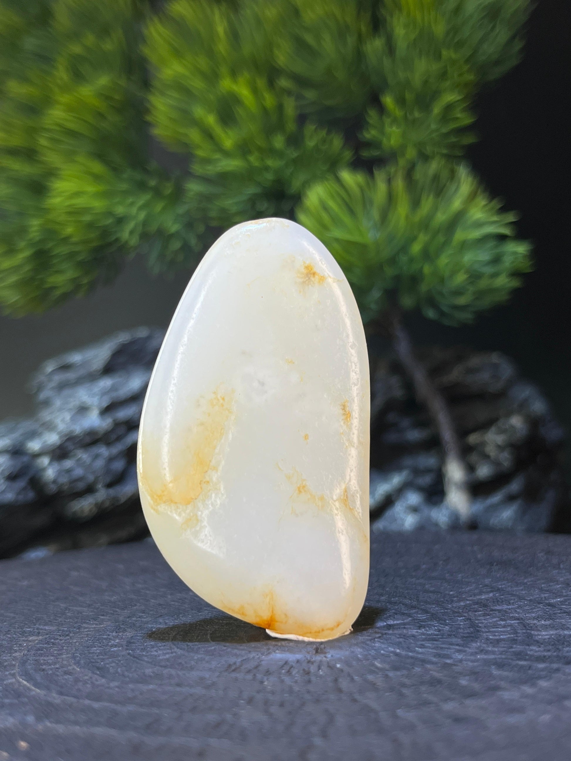 和田玉光白洒金皮籽料原石挂件（yc228103）