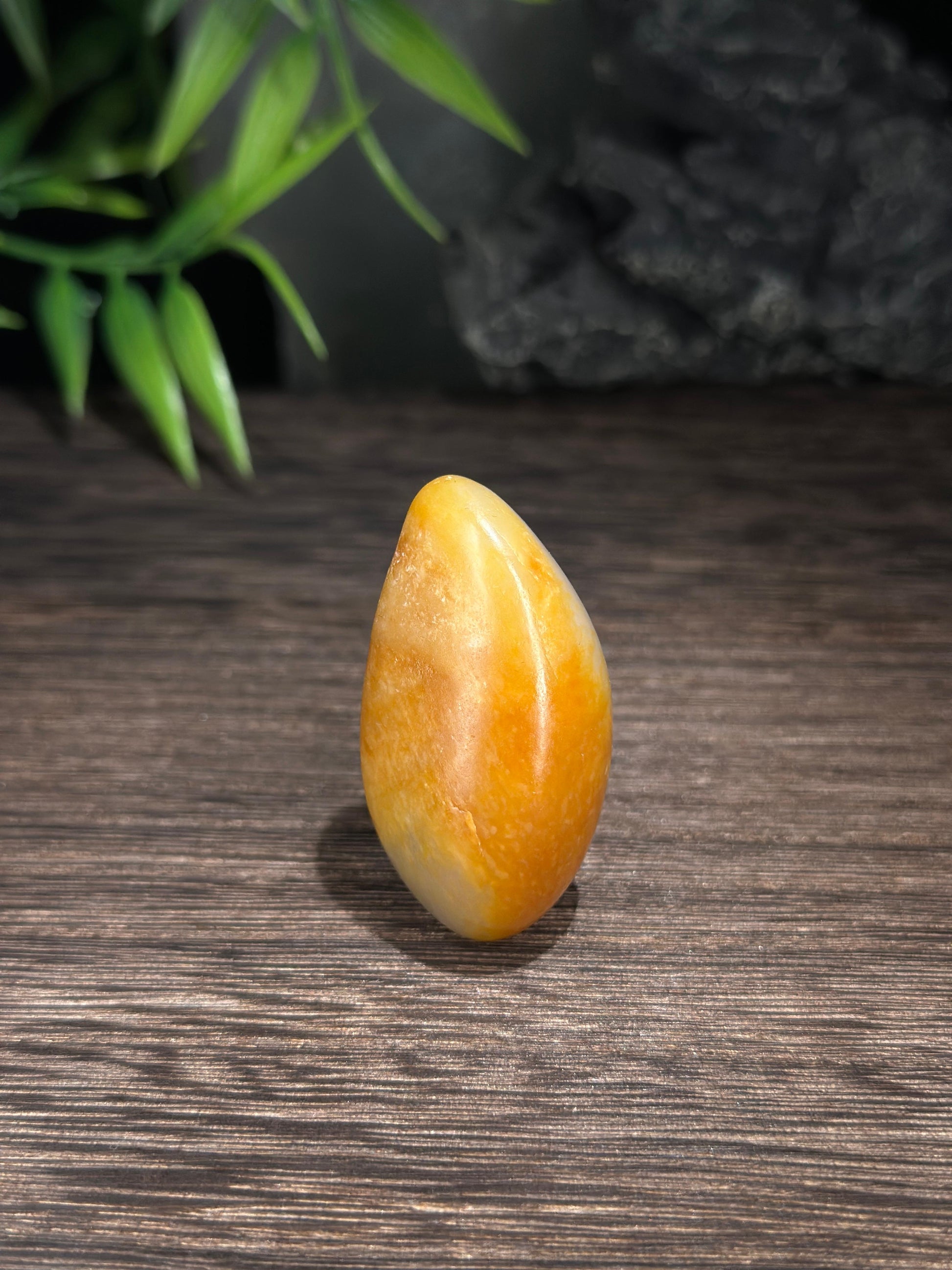 新疆和田玉精品白玉聚黄皮水滴形籽料挂件（yc716071）