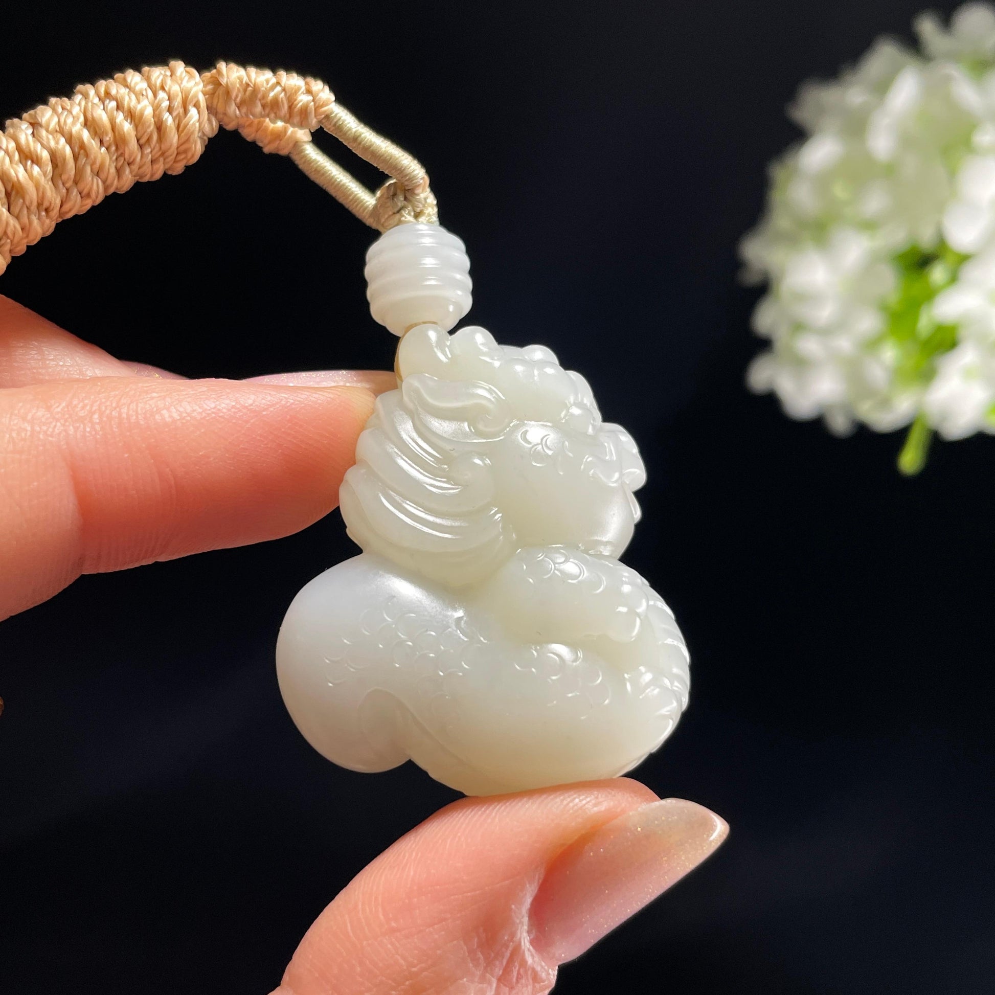 新疆和田玉米达料白玉卡通龙雕刻挂件（yc365295）