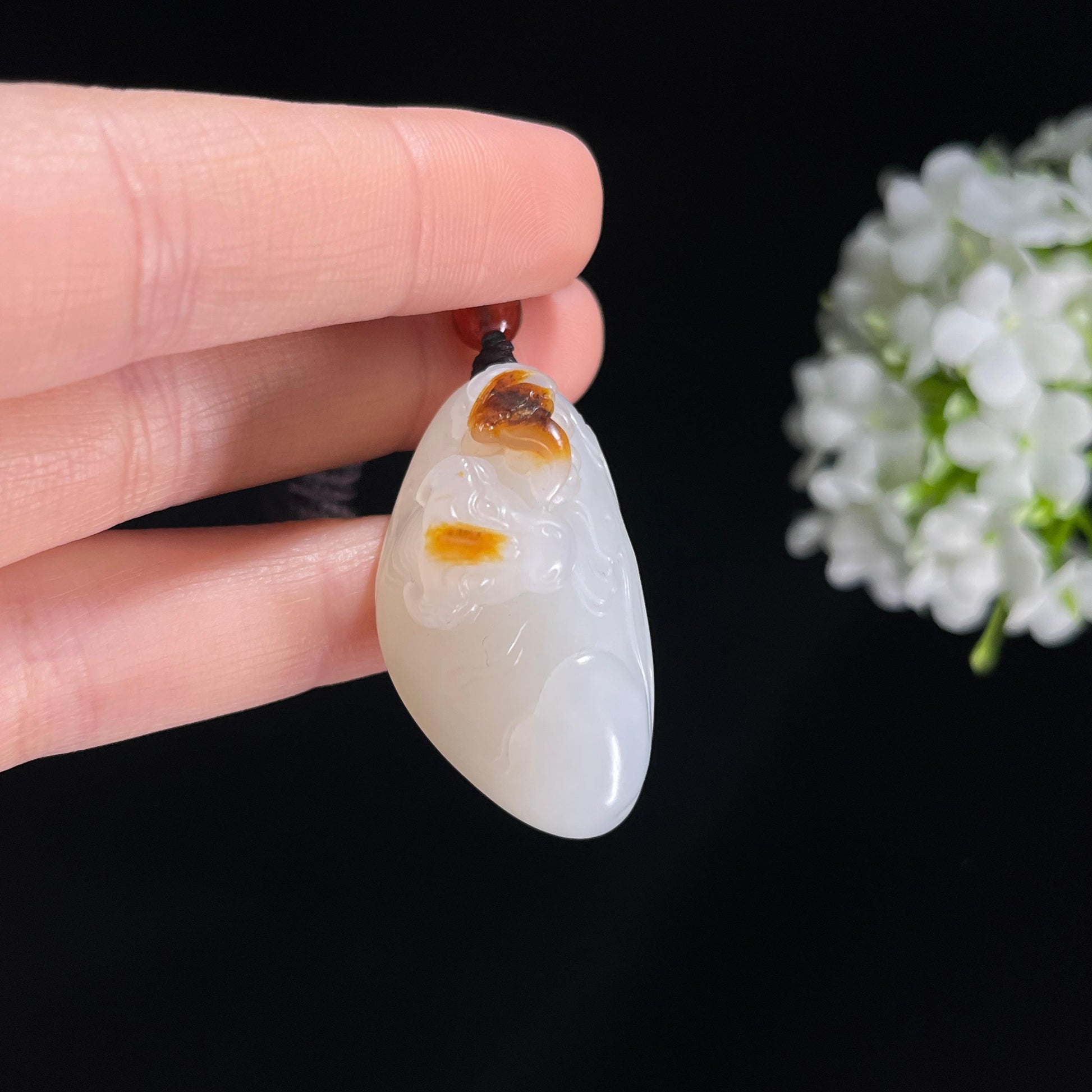 新疆天然和田玉白玉红皮籽料牛气冲天雕刻挂件（yc379651）