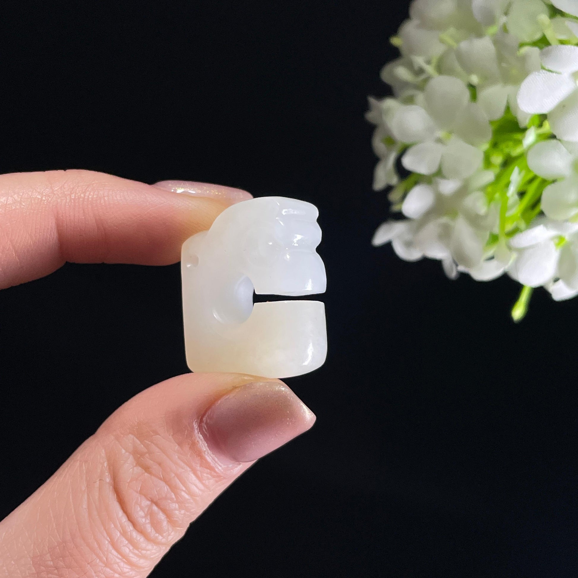 新疆天然和田玉糖白玉玉猪龙雕刻挂件（yc342069）