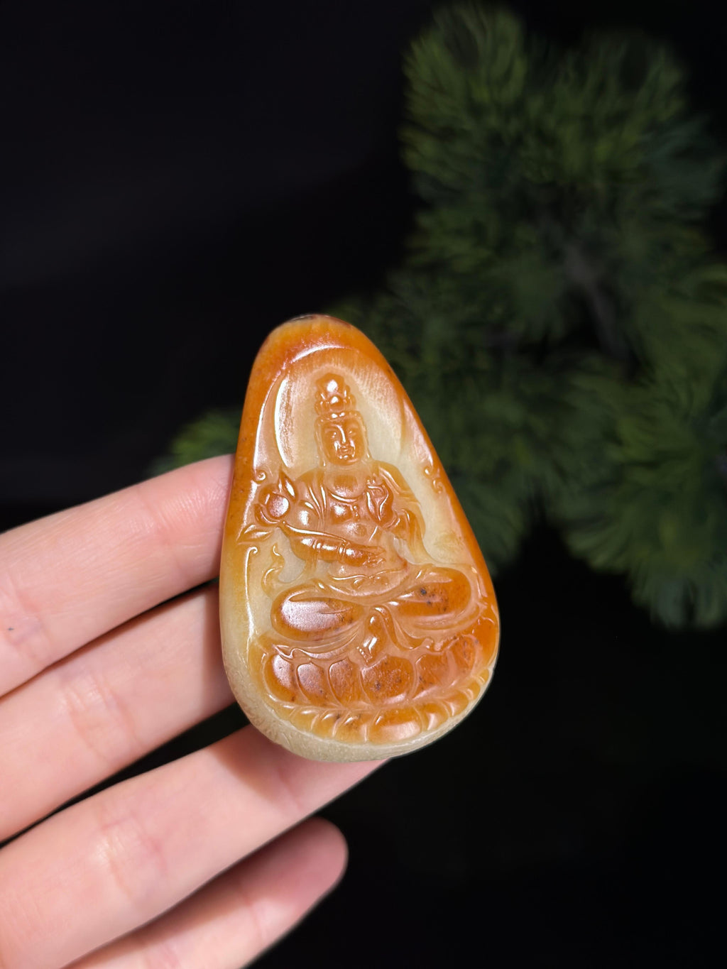 新疆和田玉珍品红皮白肉籽料观音挂件（yc491977）