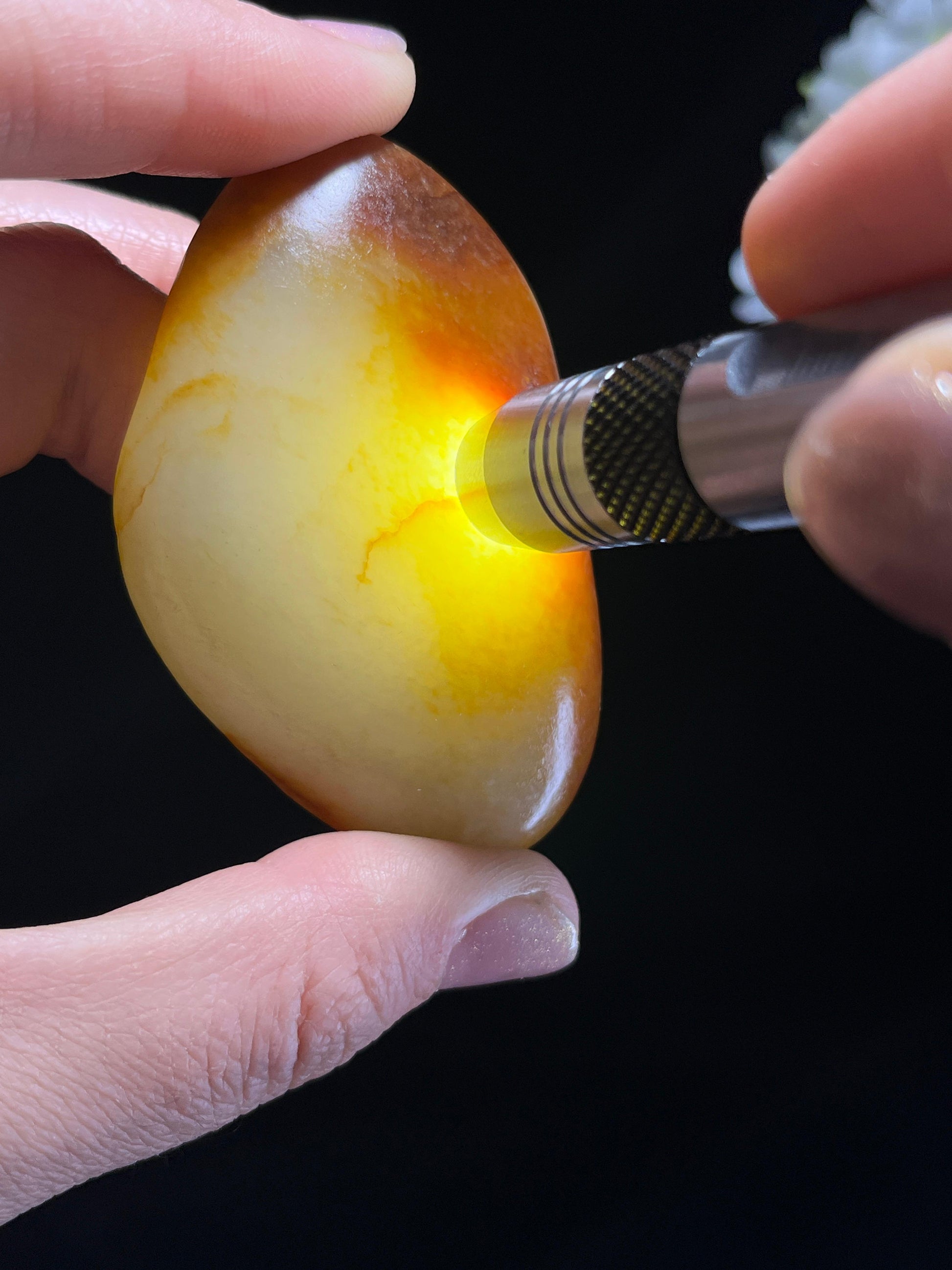 新疆天然和田玉光白籽料原石聚红皮挂件（yc262845）