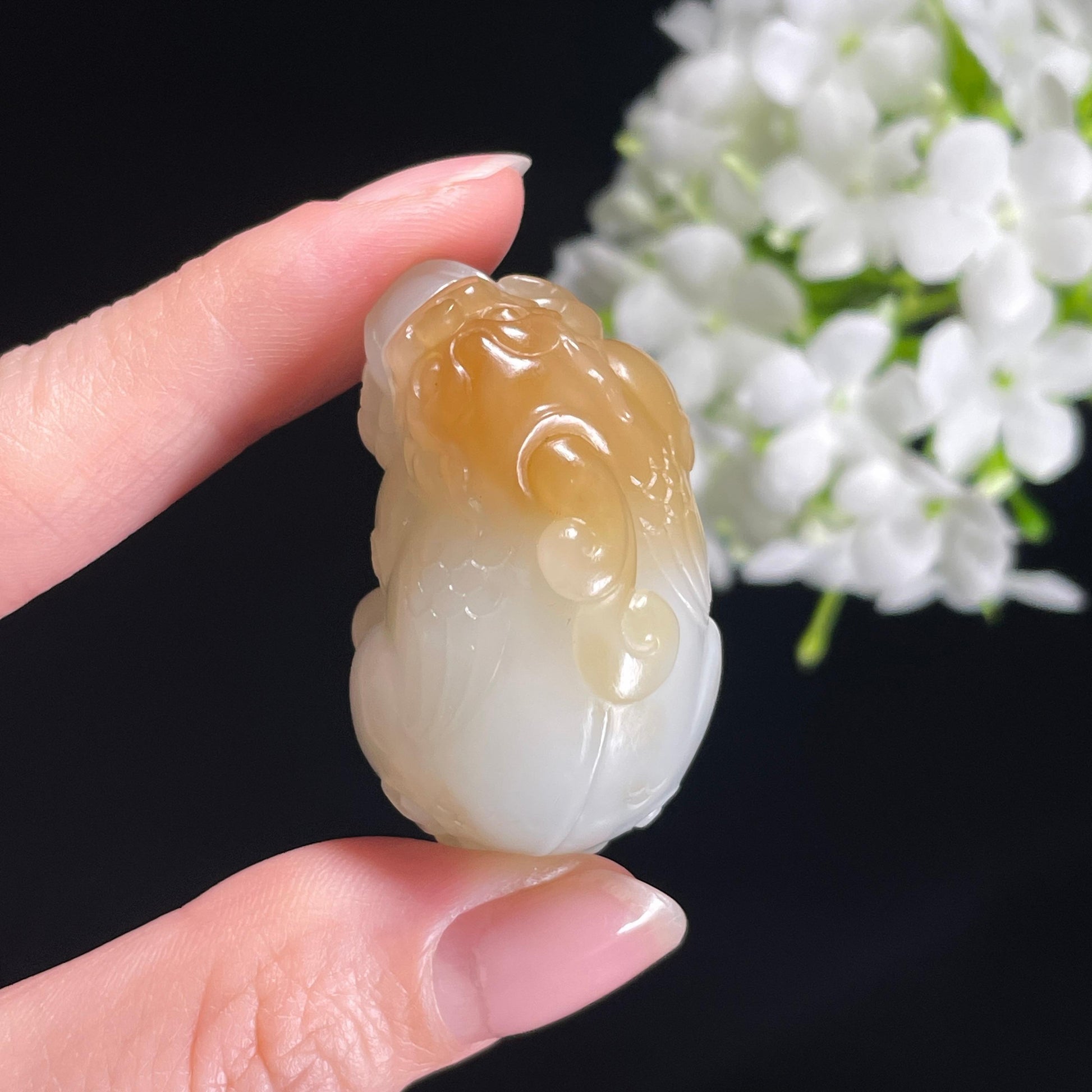 和田玉且末糖白“玉貅送财”貔貅雕刻挂件（yc296631）