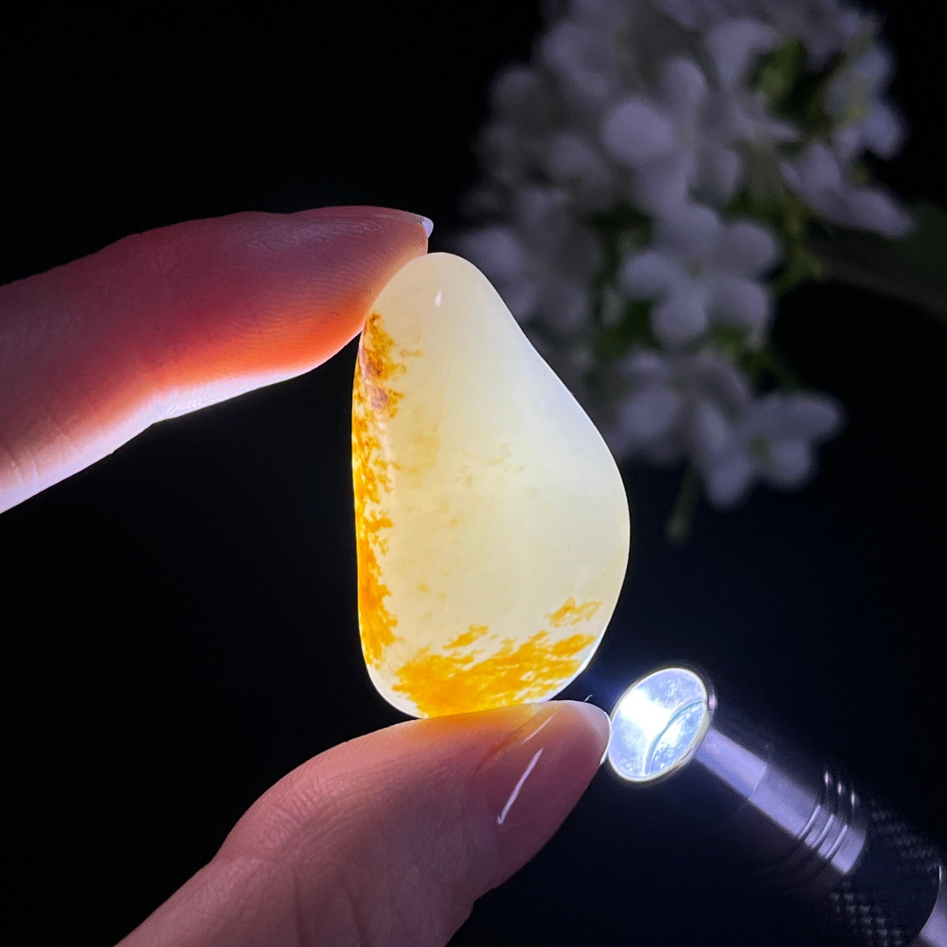 和田玉白玉“金沙画雪”洒金聚黄皮籽料（yc330163）