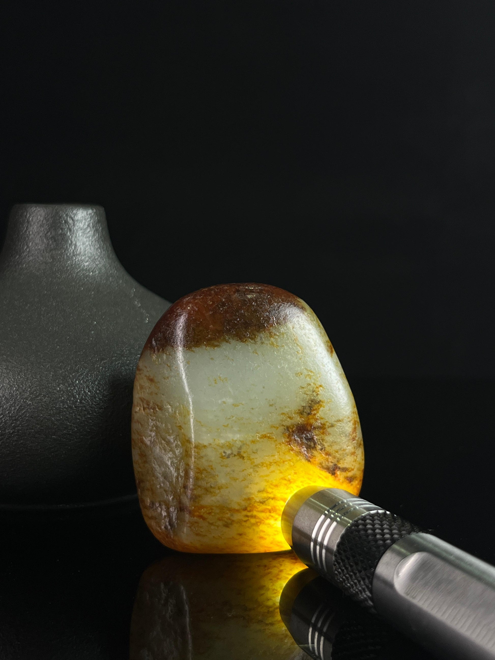 新疆和田白玉顶聚红带意境洒金籽料原石小手把件（yc231676）