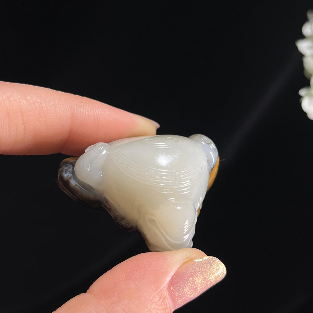 新疆天然和田玉“玉角灵犀”籽料聚黑皮牛头挂件（yc292560）